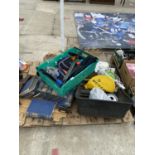 AN ASSORTMENT OF HOUSEHOLD CLEARANCE ITEMS TO INCLUDE TENNIS RACKETS, BOOKS ETC