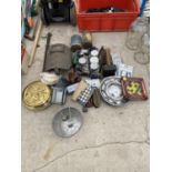 AN ASSORTMENT OF ITEMS TO INCLUDE VINTAGE TINS, BOTTLE JACK AND BRASS BED WARMER ETC