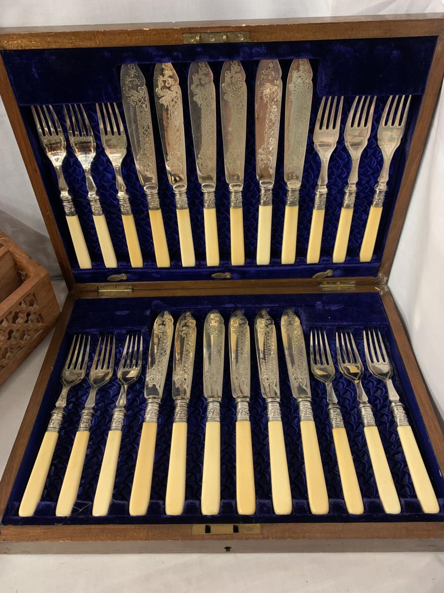 A MAHOGANY AND BRASS INLAY CANTEEN OF CUTLERY WITH TWELVE SETS OF FISH KNIVES AND FORKS AND A LETTER - Image 2 of 6