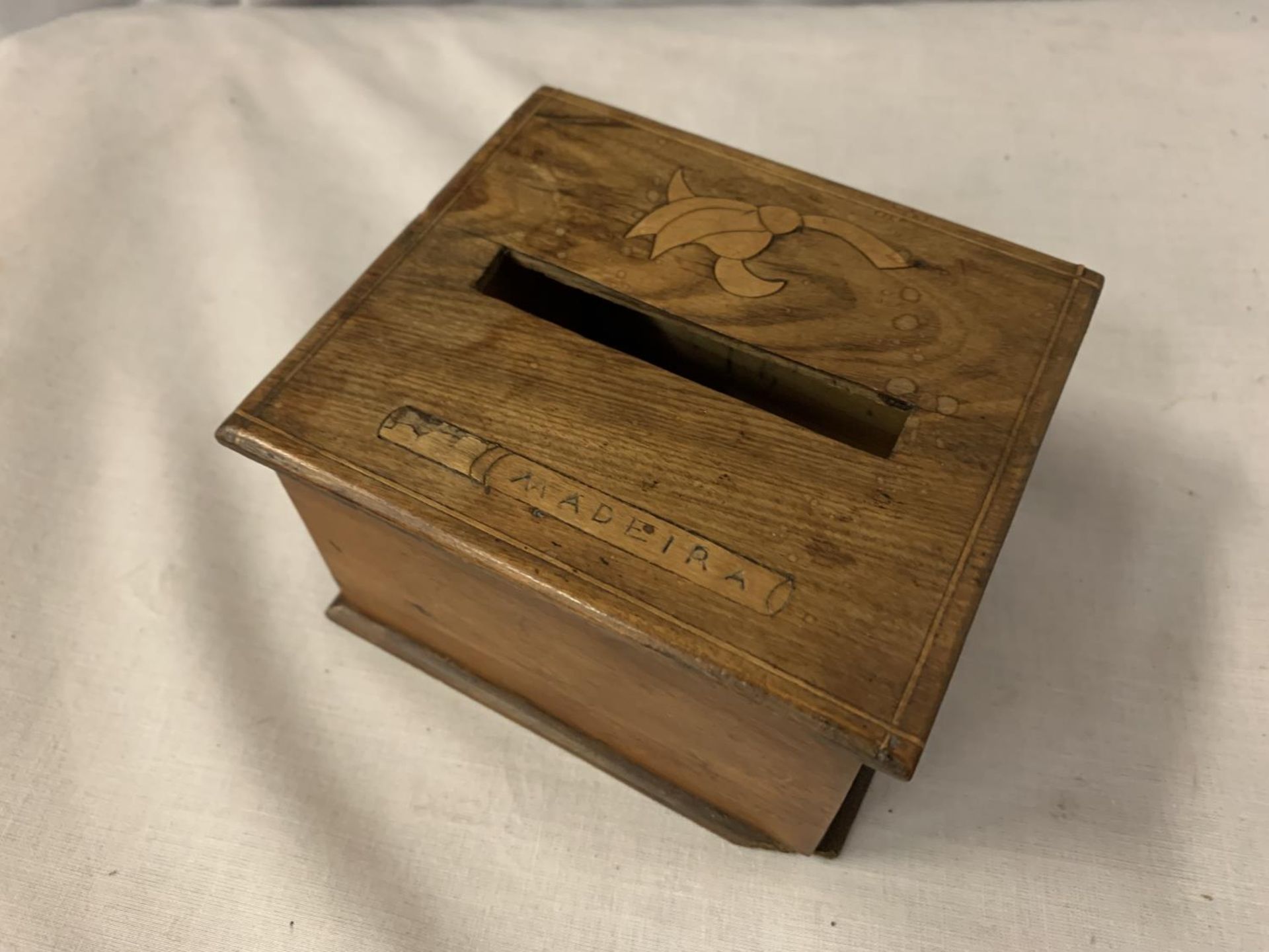 AN INLAID WOODEN STORAGE BOX - Image 3 of 3