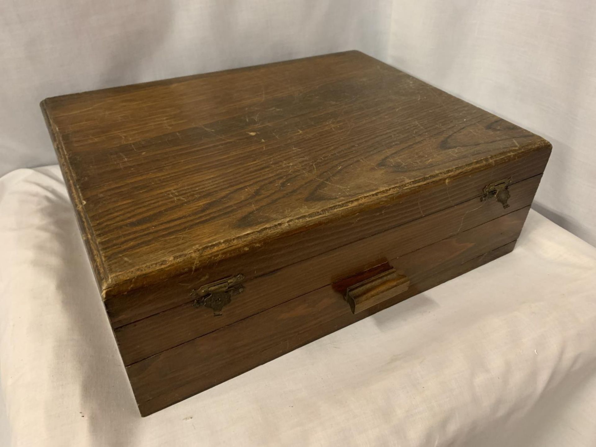 A FORTY EIGHT PIECE CANTEEN OF CUTLERY IN AN OAK PRESENTATION CASE - Image 6 of 6