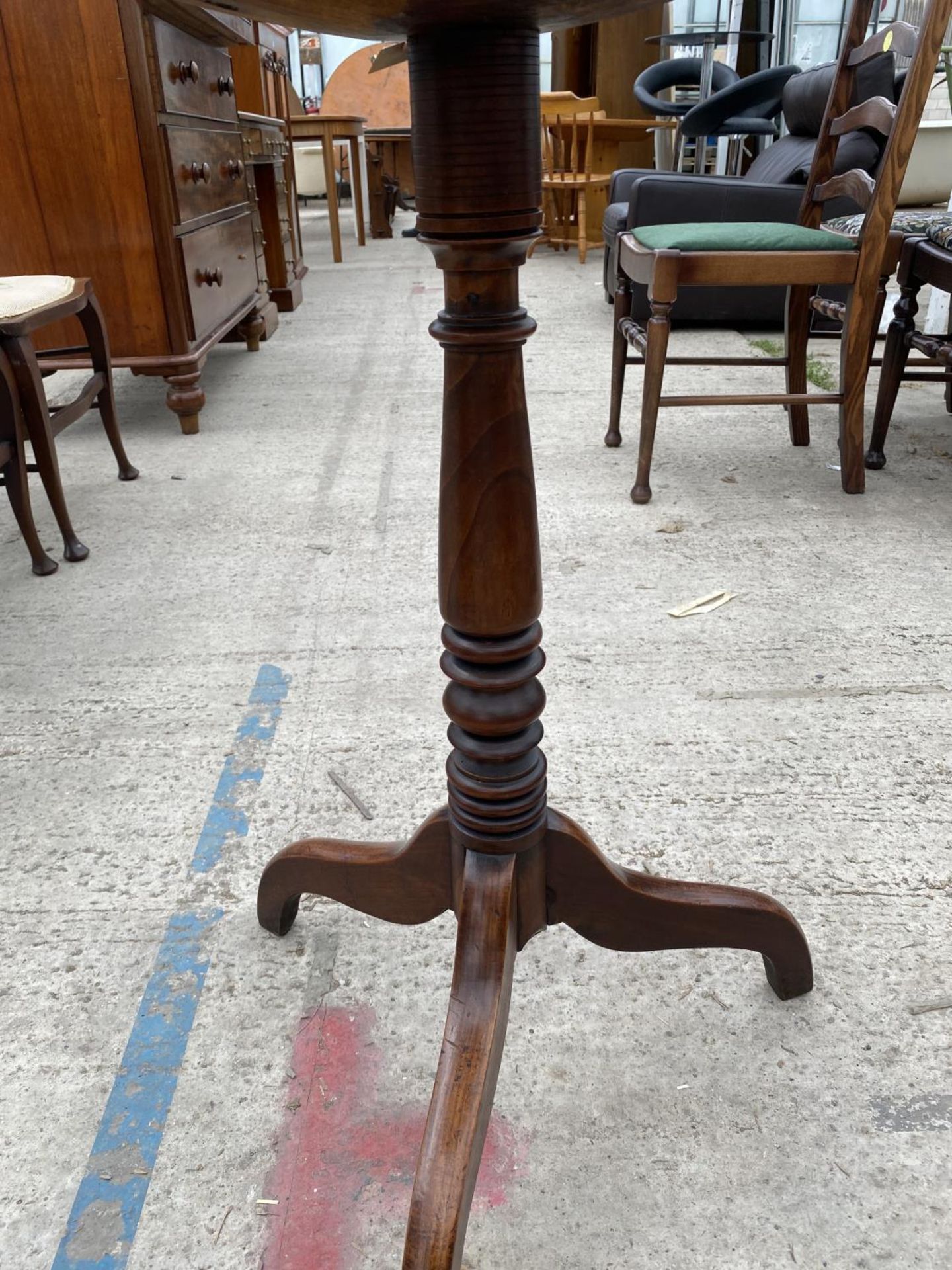 A VICTORIAN TRIPOD WINE TABLE - Image 3 of 3