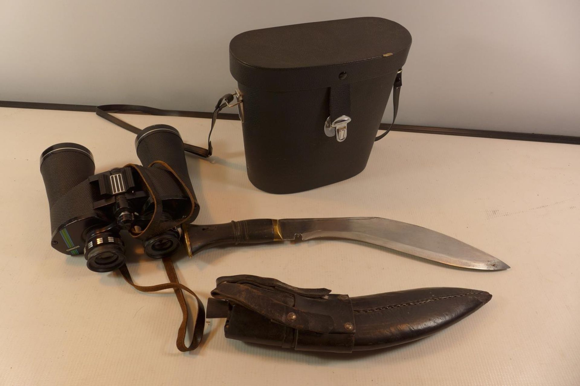 A KUKRI KNIFE, 27CM BLADE AND A PAIR OF CHINON 7X50 BINOCULARS