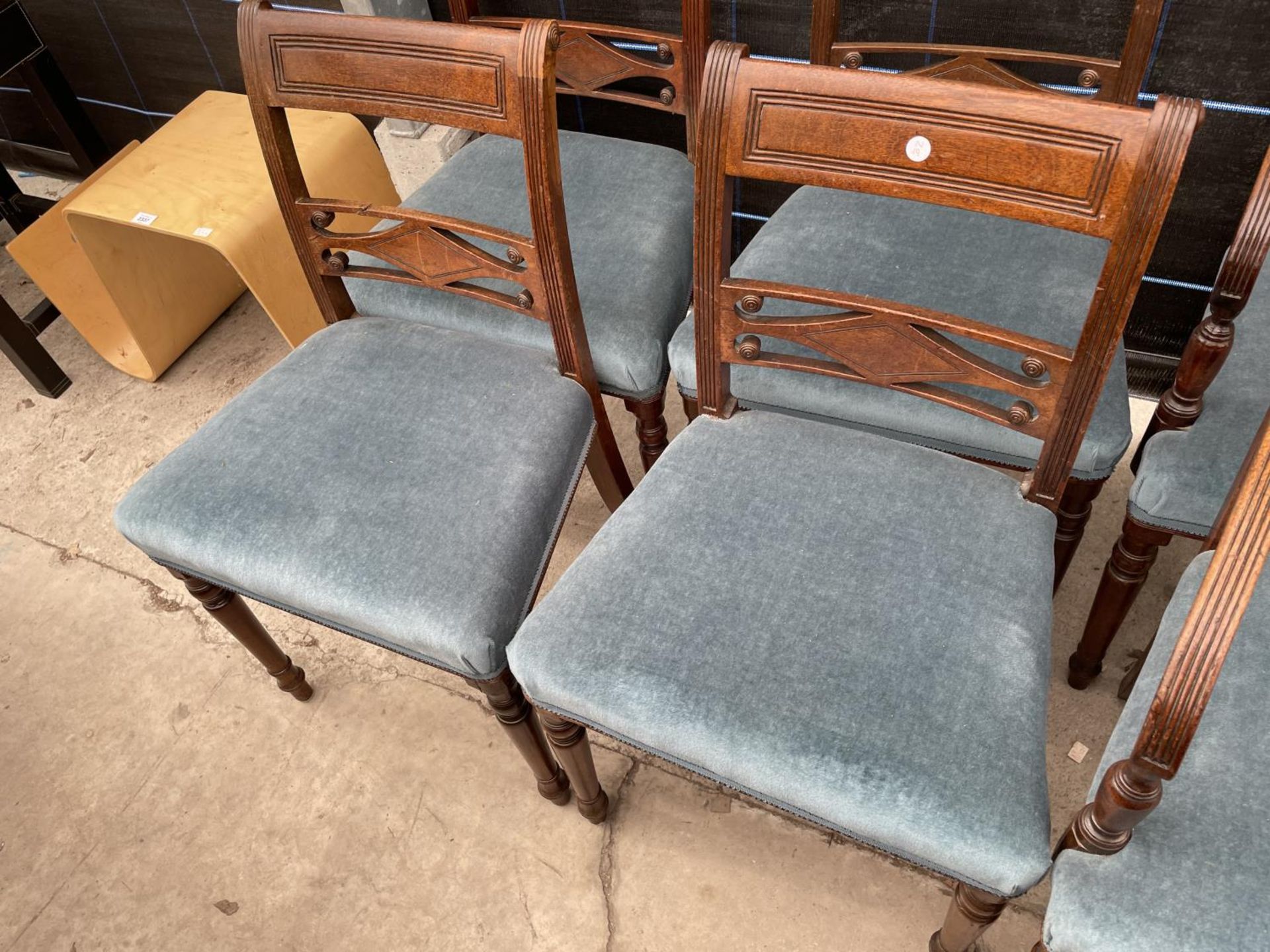 A SET OF SIX MAHOGANY 19TH CENTURY DINING CHAIRS ON TURNED FRONT LEGS, TO INCLUDE TWO CARVERS - Image 4 of 5