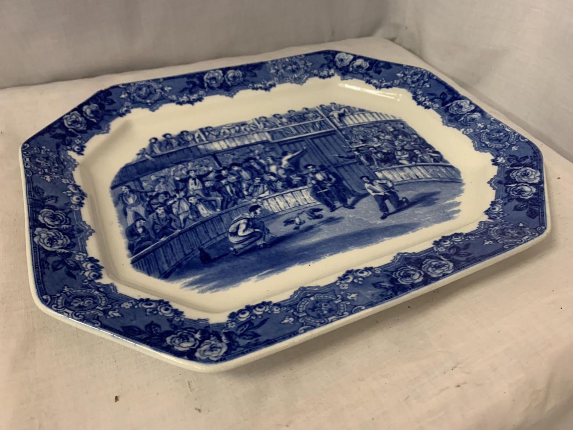 A LARGE BLUE AND WHITE MEAT PLATTER DEPICTING COCK FIGHTING AND STAMPED SPANISH FESTIVITIES 1798 - Image 5 of 5