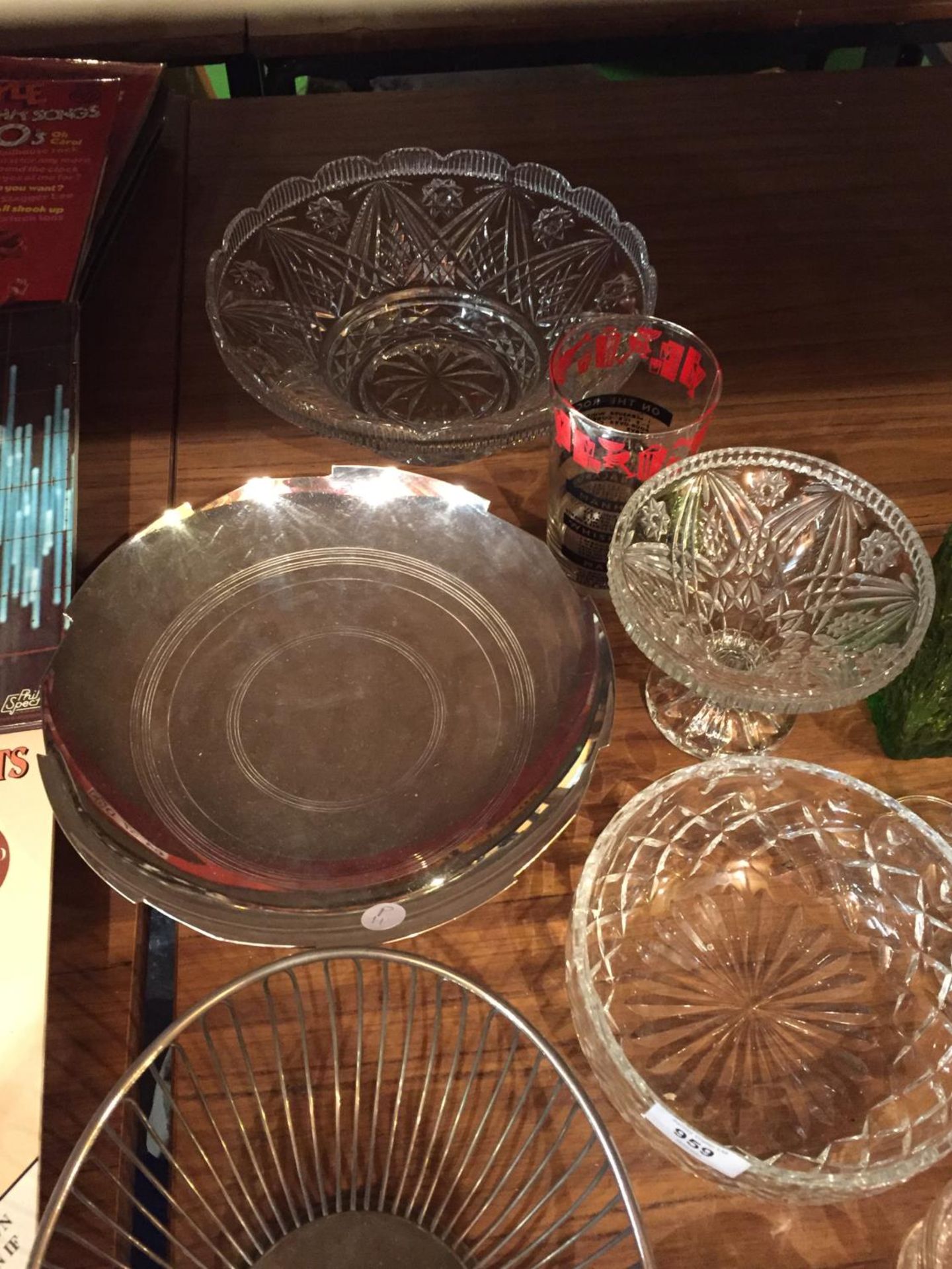 AN ASSORTMENT OF GLASS ITEMS TO ALSO INCLUDE A SILVER PLATE COMPORT AND DECORATIVE FRUIT BOWL - Image 2 of 3
