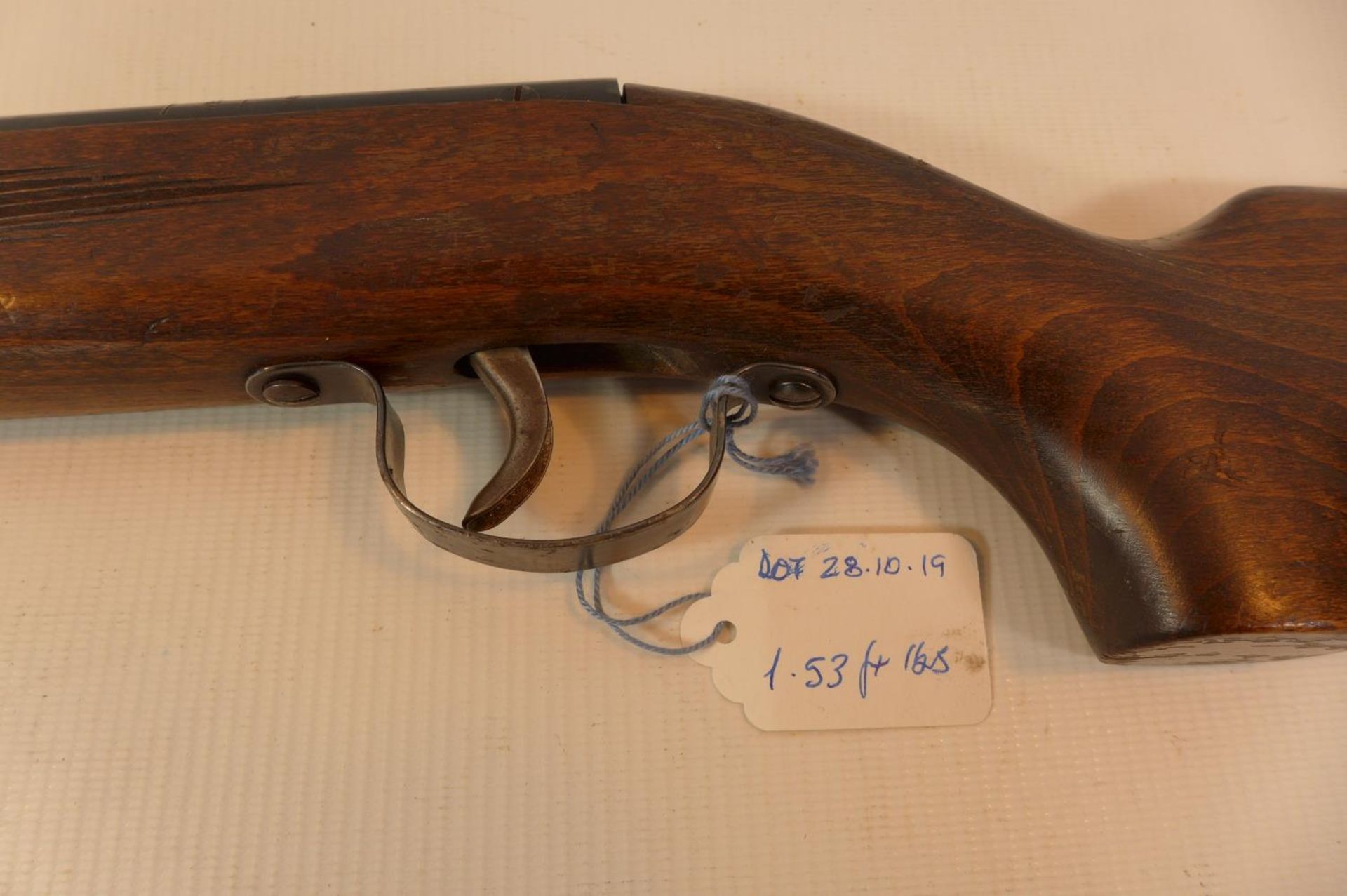 A WEBLEY RANGER 177 CALIBRE AIR RIFLE WITH 40.5CM BARREL. SERIAL NUMBER 929 - Image 2 of 6