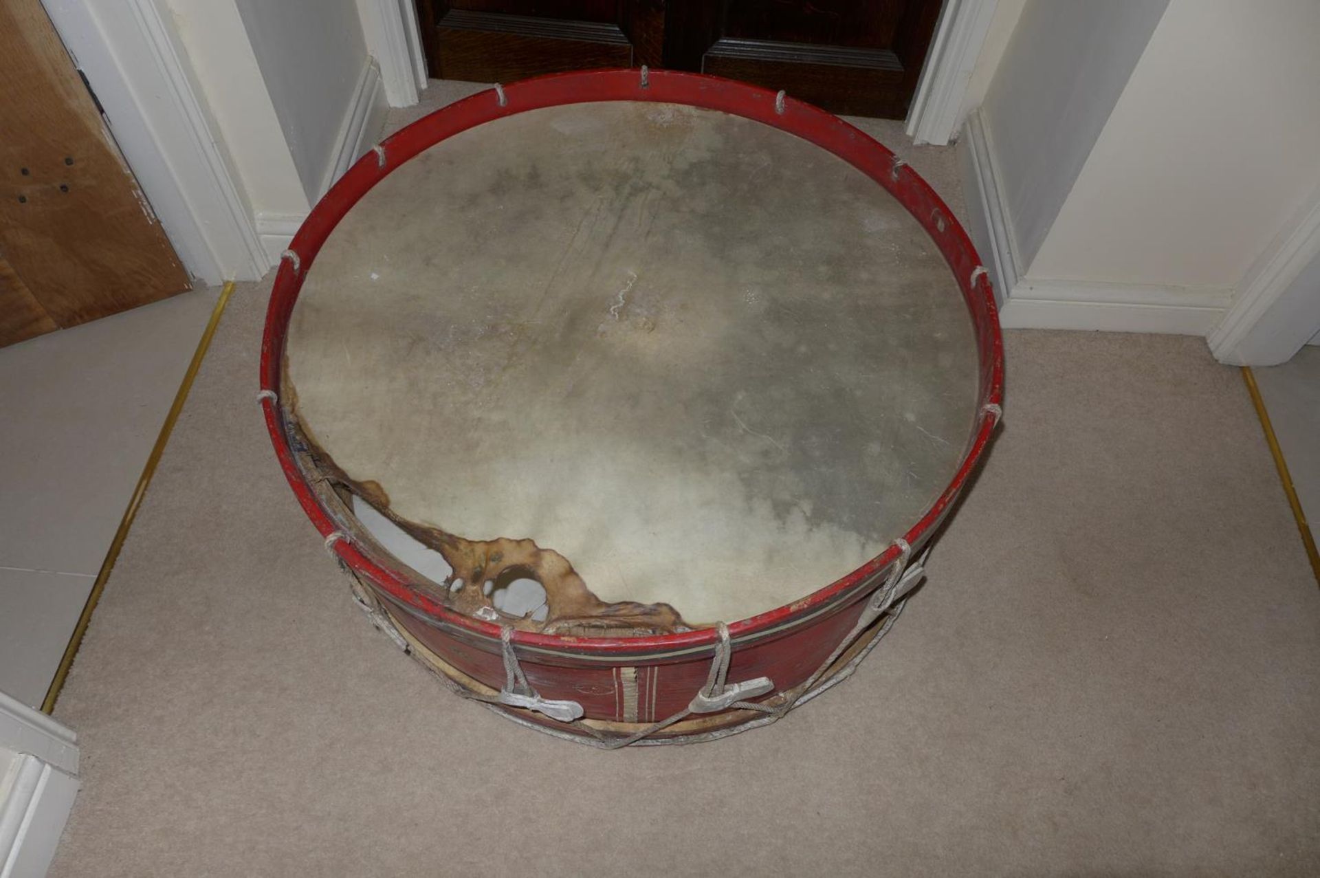 A LARGE EARLY 20TH CENTURY ROYAL ARTILLARY REGIMENTAL BASS DRUM, 82 CM DIAMETER, WITH ROYAL COAT - Image 4 of 17