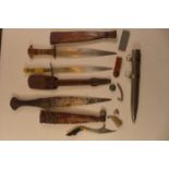 A COLLECTION OF 4 ASSORTED KNIVES, BLADE LENGTHS 11CM TO 21CM AND ASSORTED ITEMS TO INCLUDE A