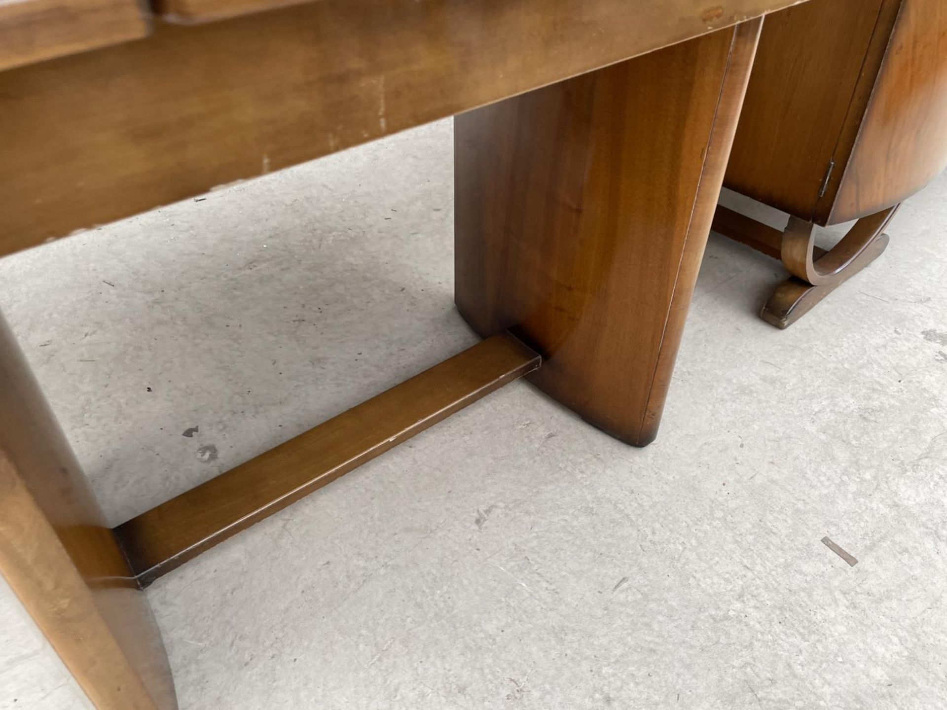 A MID 20TH CENTURY SHINY WALNUT SIDEBOARD AND MATCHING DRAW-LEAF DINING TABLE - Image 5 of 9