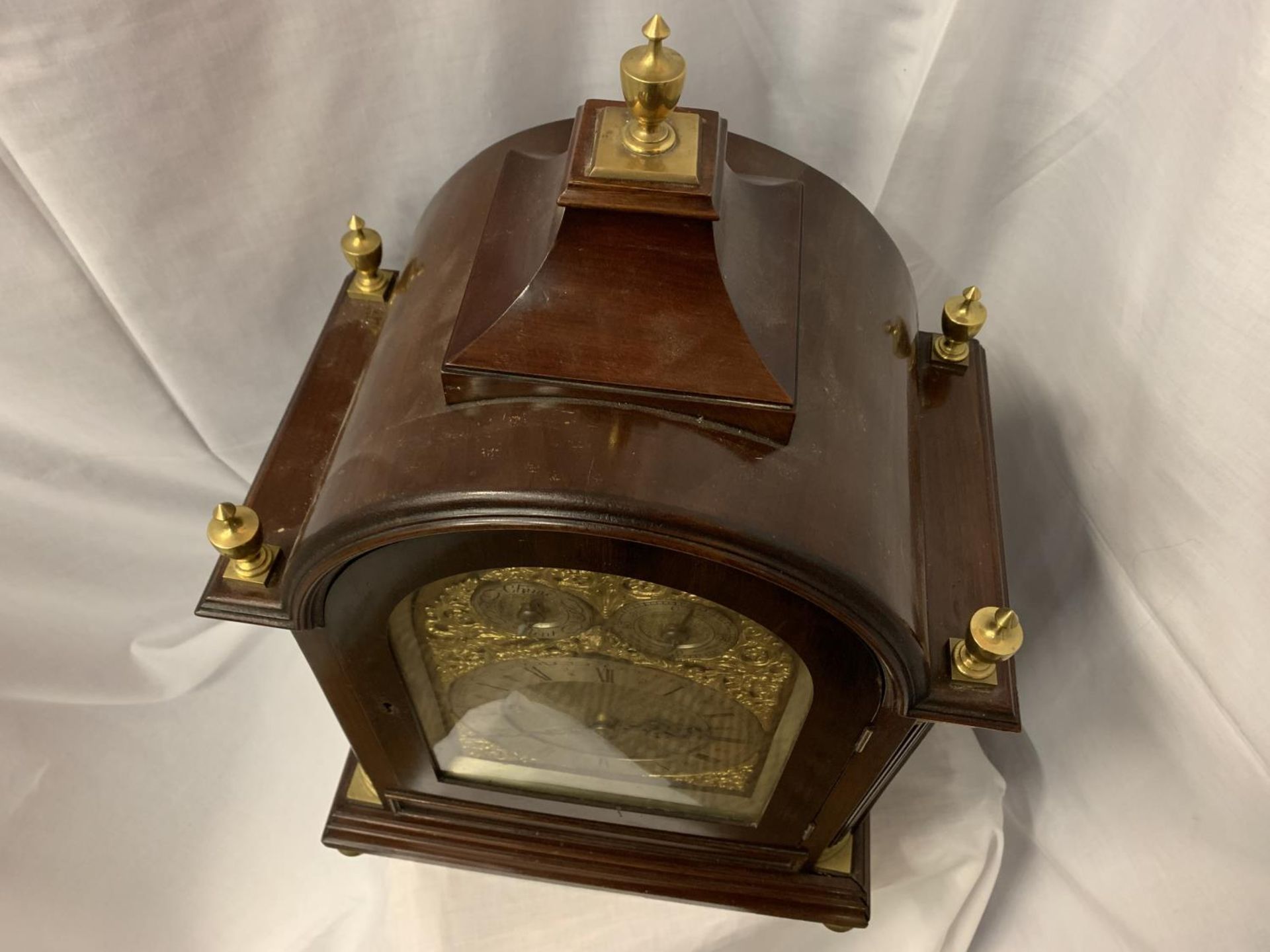 A CIRCA 1890 MAHOGANY BRACKET CLOCK BY MARTIN OF LONDON, HAVING EIGHT DAY MOVEMENT WITH STRIKING AND - Image 4 of 8