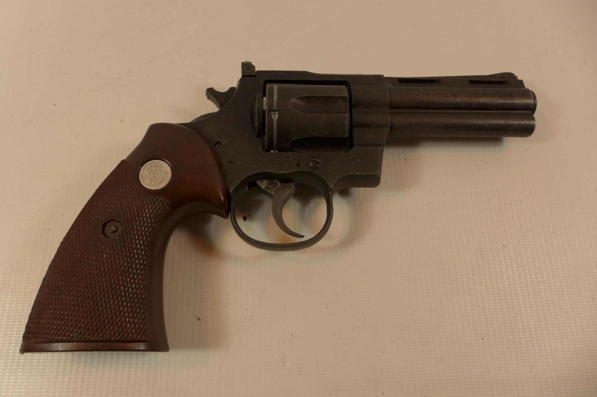 A REPLICA NON FIRING SMITH AND WESSON PYTHON 357 MAGNUM REVOLVER WITH A 10CM BARREL AND HAMMER A/F - Image 2 of 5