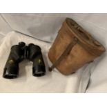A PAIR OF WW2 7X50 'BAUSCH+LOMB' BINOCULARS IN A LEATHER CASE 1941 DATED