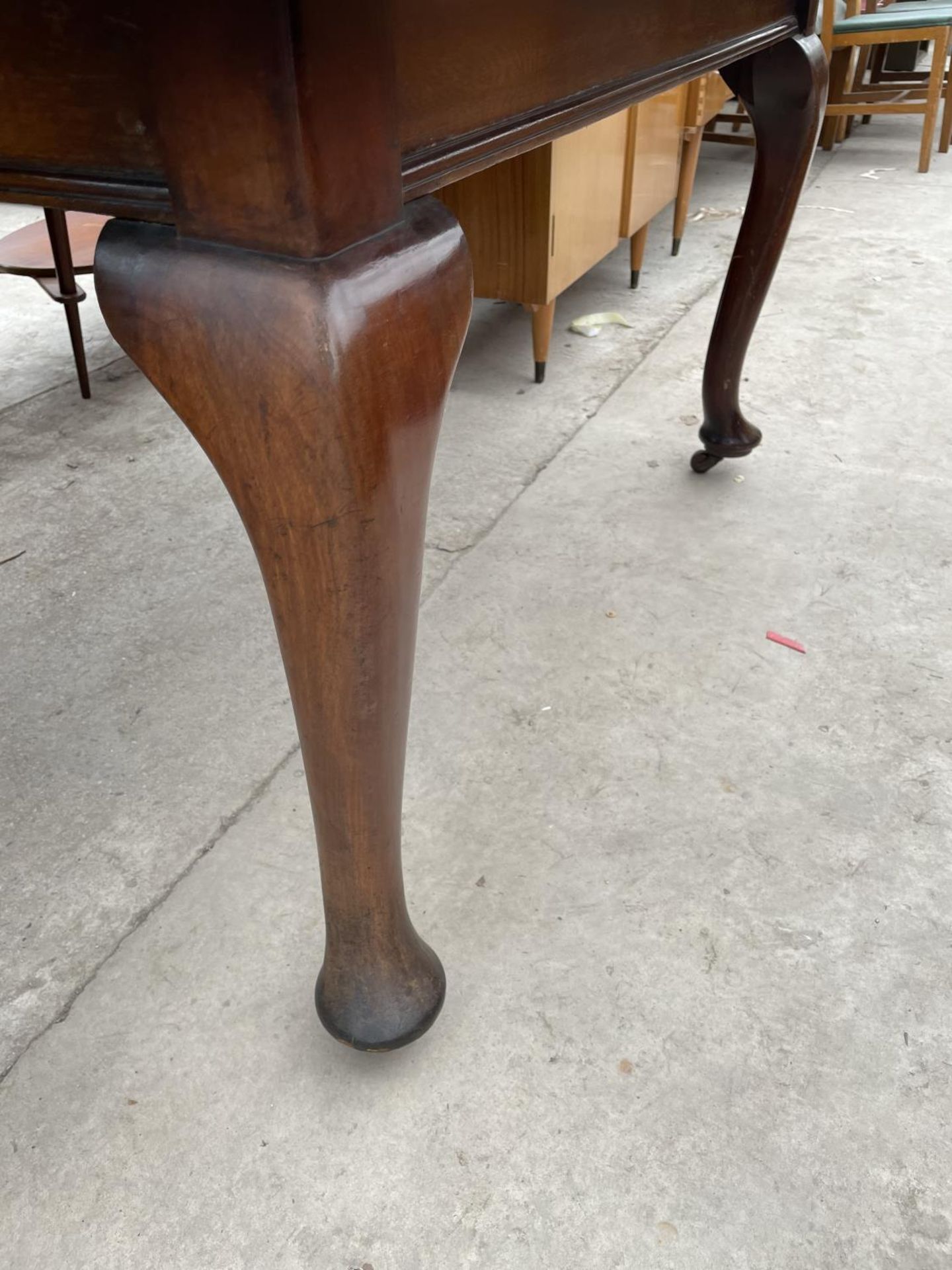 AN EDWARDIAN MAHOGANY WIND-OUT DINING TABLE ON CABRIOLE LEGS WITH EXTRA LEAF AND WINDER, 49X41" ( - Image 3 of 3