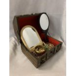 A WOODEN TREASURE CHEST STYLE JEWELLERY BOX WITH CONTENTS TO INCLUDE COSTUME JEWELLERY AND TWO