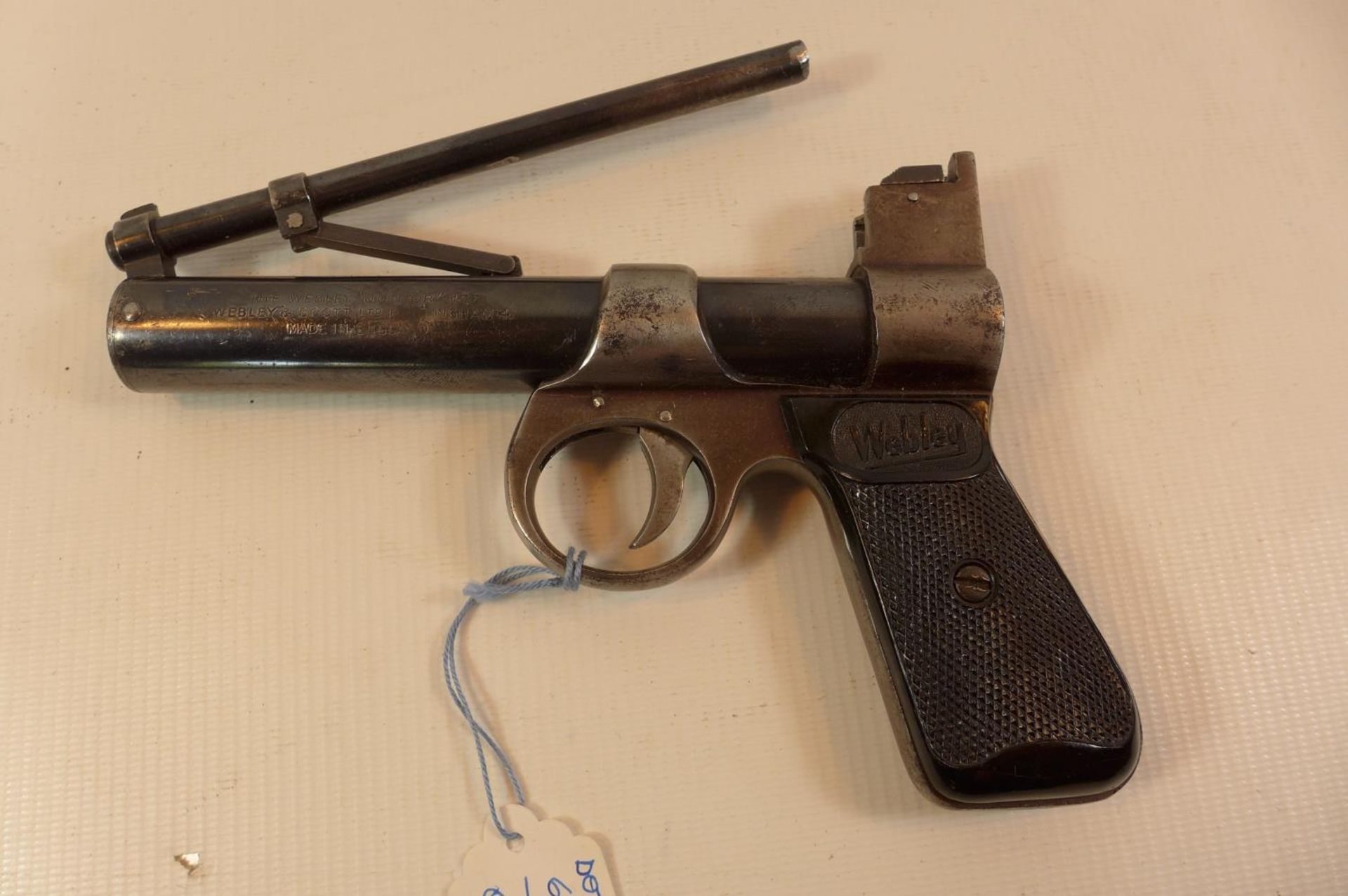 A WEBLEY 177 CALIBRE JUNIOR AIR PISTOL WITH A 15.5CM BARREL. SERIAL NUMBER 177 - Image 3 of 4