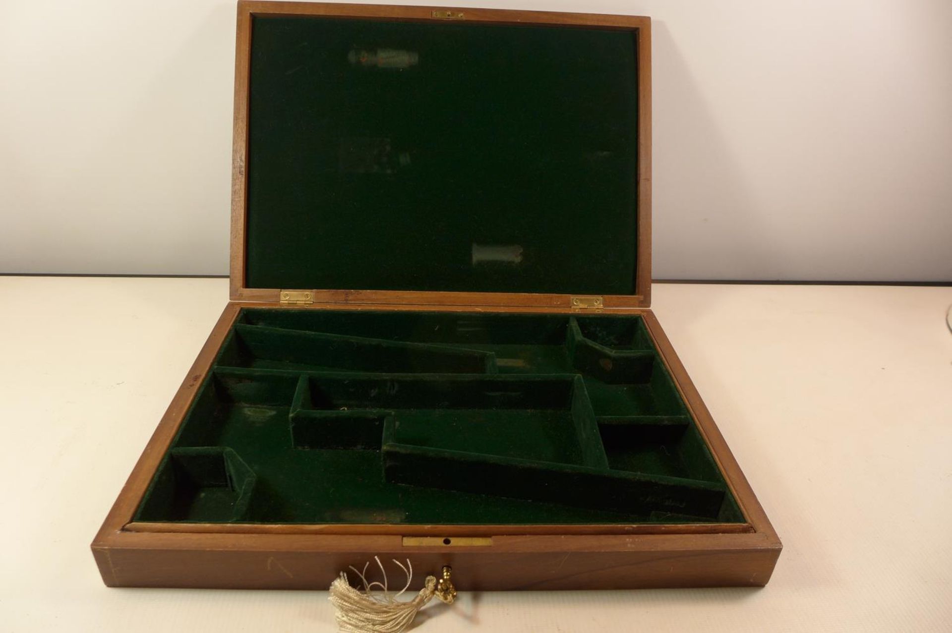 A WOODEN CASE FOR 2 PISTOLS WOULD SUIT NAVY COLT REVOLVERS WIDTH 39CM, DEPTH28CM, HEIGHT 5.5CM - Image 2 of 3