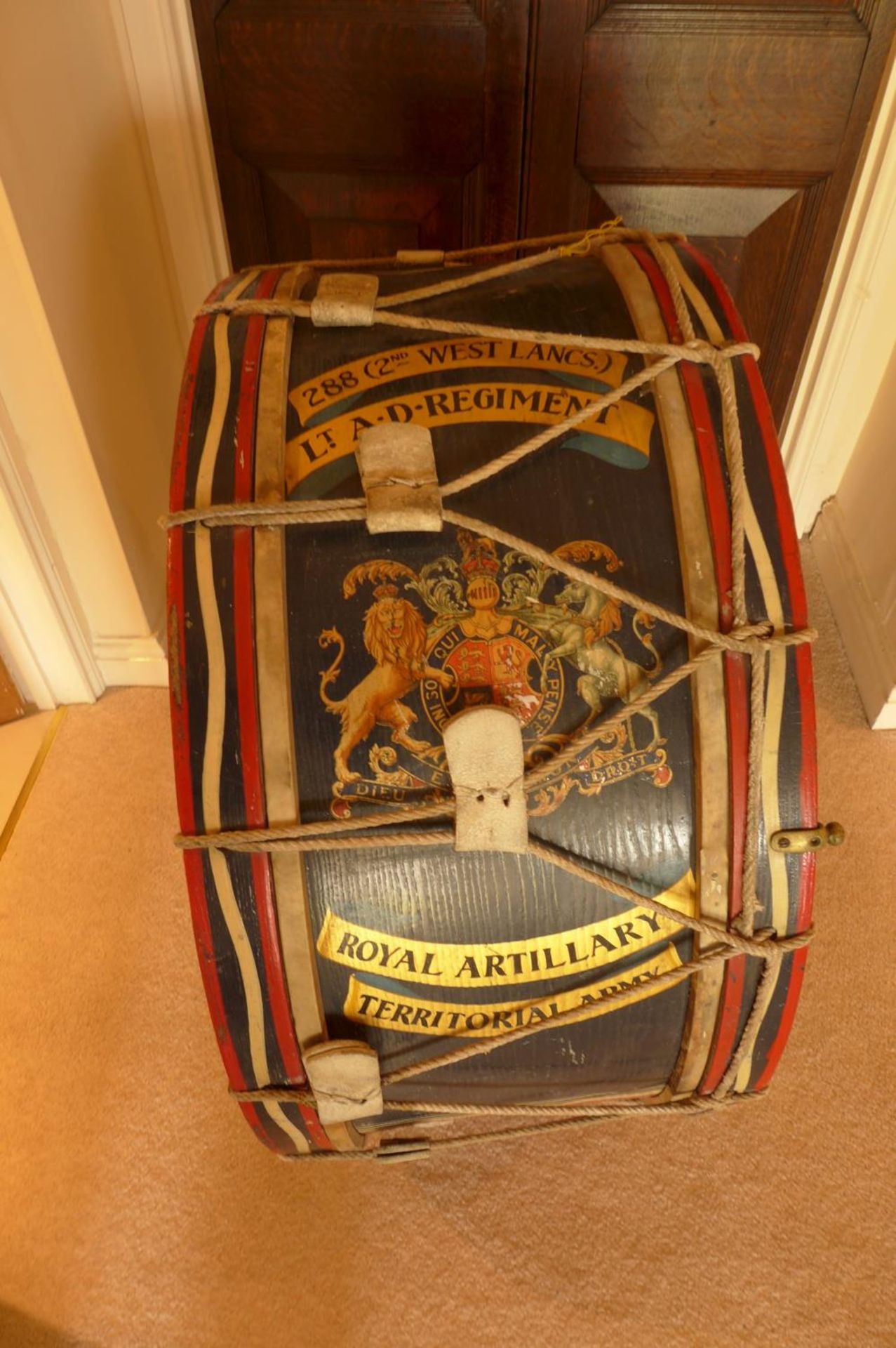 A LARGE EARLY 20TH CENTURY ROYAL ARTILLARY REGIMENTAL BASS DRUM, 82 CM DIAMETER, WITH ROYAL COAT - Image 9 of 17