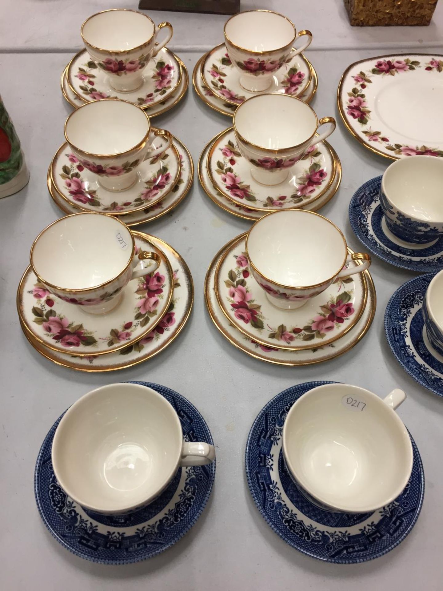 A SET OF SIX ELLIS SYKES FINE BONE CHINA TRIOS AND A SET OF SIX BLUE WILLOW PATTERN CUPS AND SAUCERS - Image 3 of 5