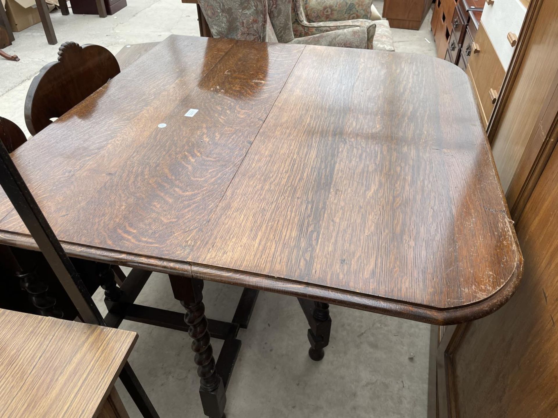 AN EARLY 20TH CENTURY OAK GATELEG TABLE ON BARLEYTWIST LEGS - Image 4 of 5