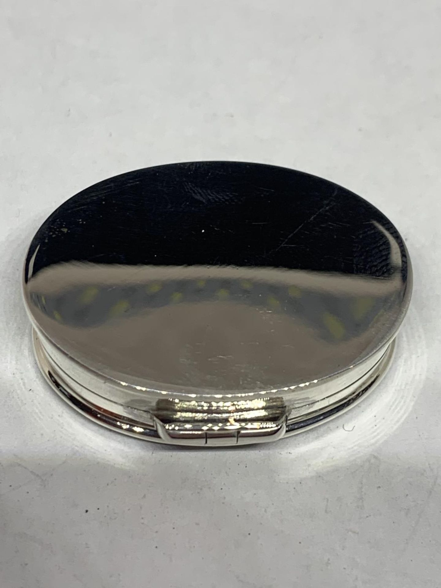 A MARKED 925 SILVER PILL BOX WITH AN ENAMEL EROTIC DESIGN TOP - Image 3 of 3