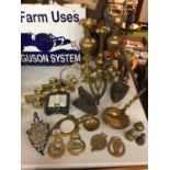 A SELECTION OF BRASS AND METAL ITEMS INCLUDING SOMEDECORATIVE BRASS AND SOME DOOR HANDLES. LOT