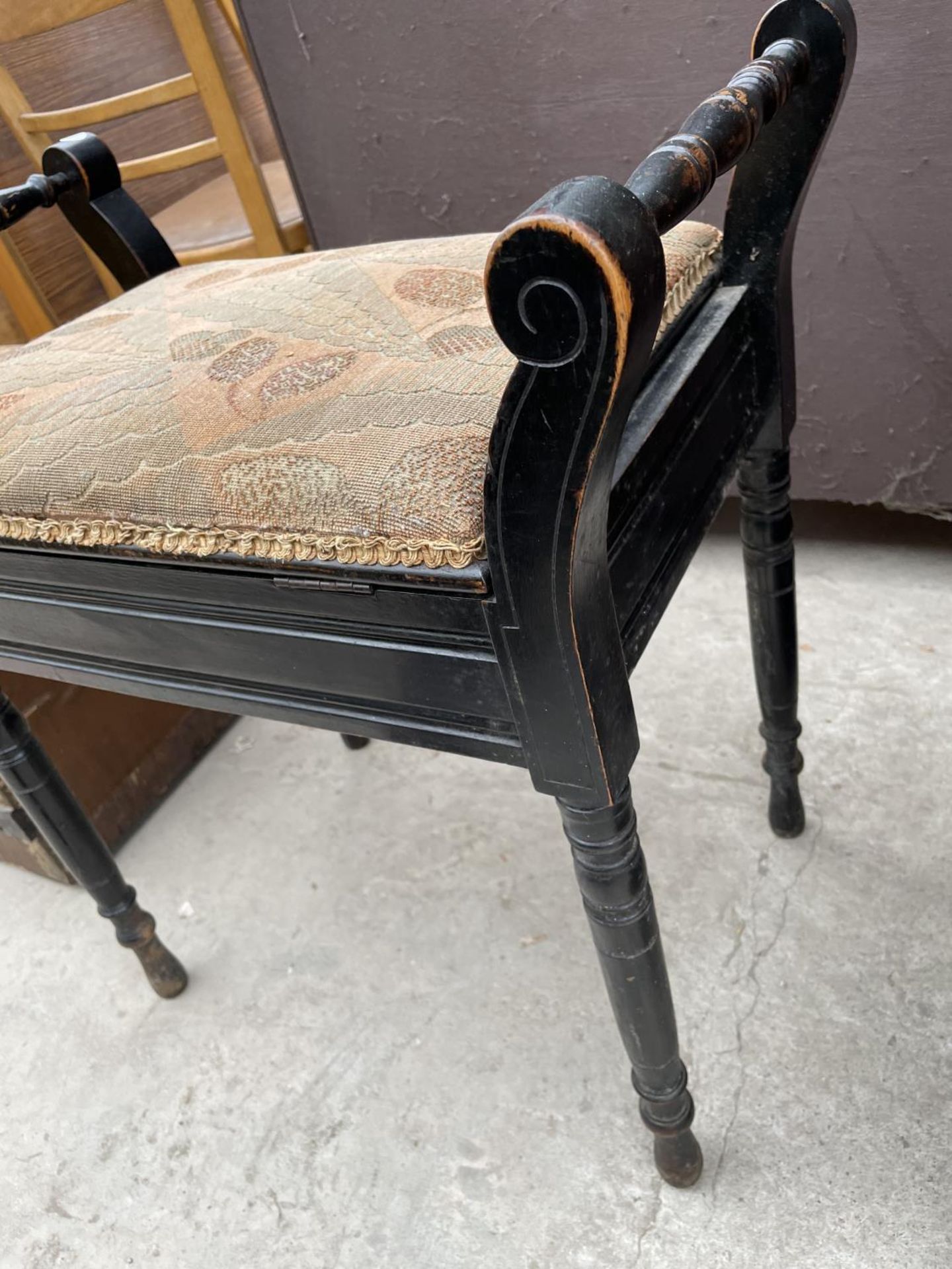 AN EDWARDIAN EBONISED MUSIC STOOL - Image 3 of 3