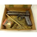 A BOXED WEBLEY JUNIOR .177 CALIBRE AIR PISTOL, 16.5CM BARREL, SERIAL NUMBER J15820 AND 038