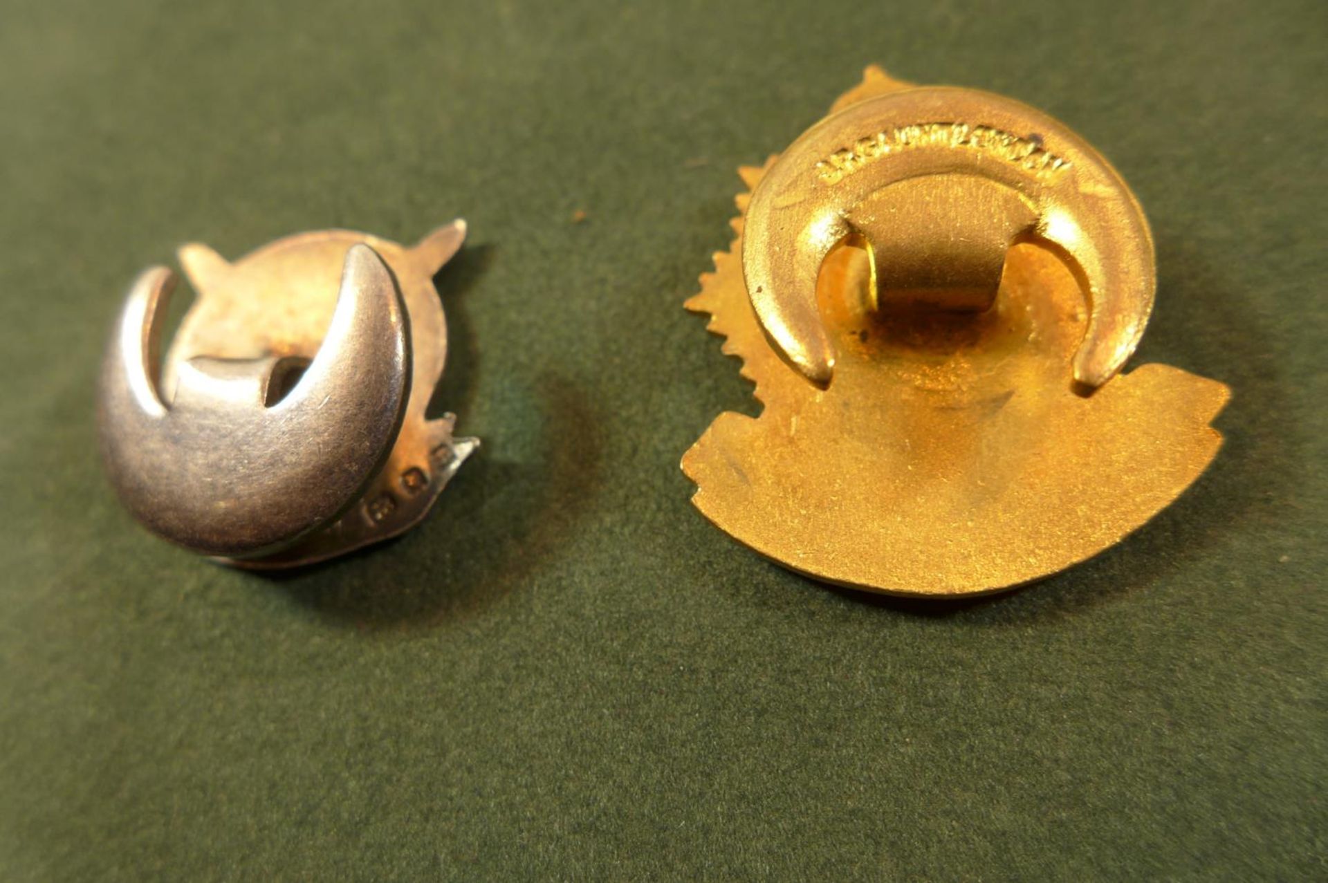 A HALLMARKED SILVER AND ENAMEL OLD CONTEMPTIBLES ASSOCIATION PATRONS BADGE AND A GILT METAL RASC - Image 2 of 3