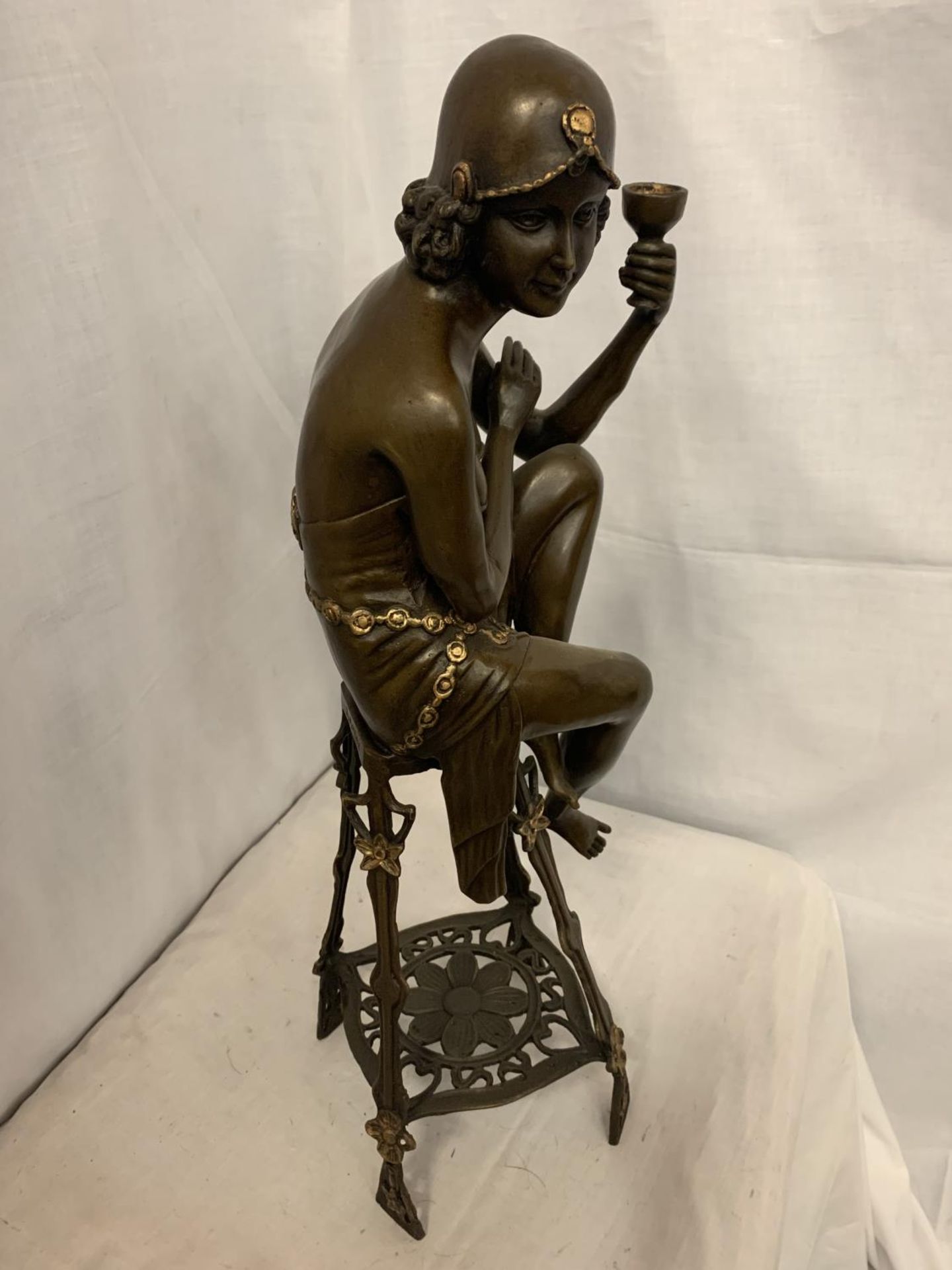 A LARGE BRONZE SCULPTURE OF A DECO STYLE SEATED LADY DRINKING COCKTAILS H:55CM - Image 2 of 4