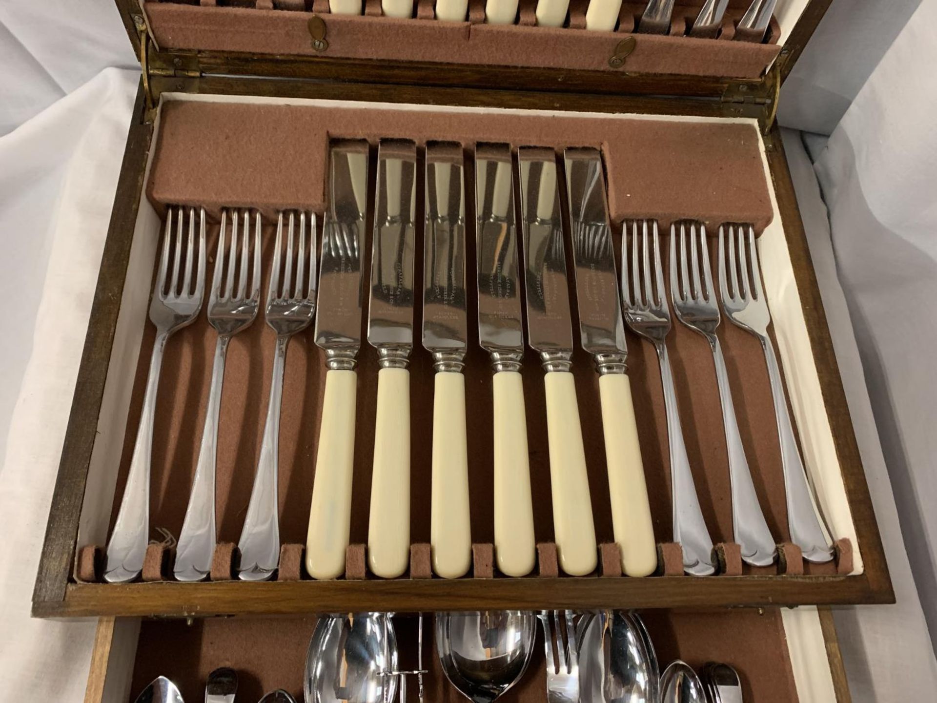 A FORTY EIGHT PIECE CANTEEN OF CUTLERY IN AN OAK PRESENTATION CASE - Image 3 of 6