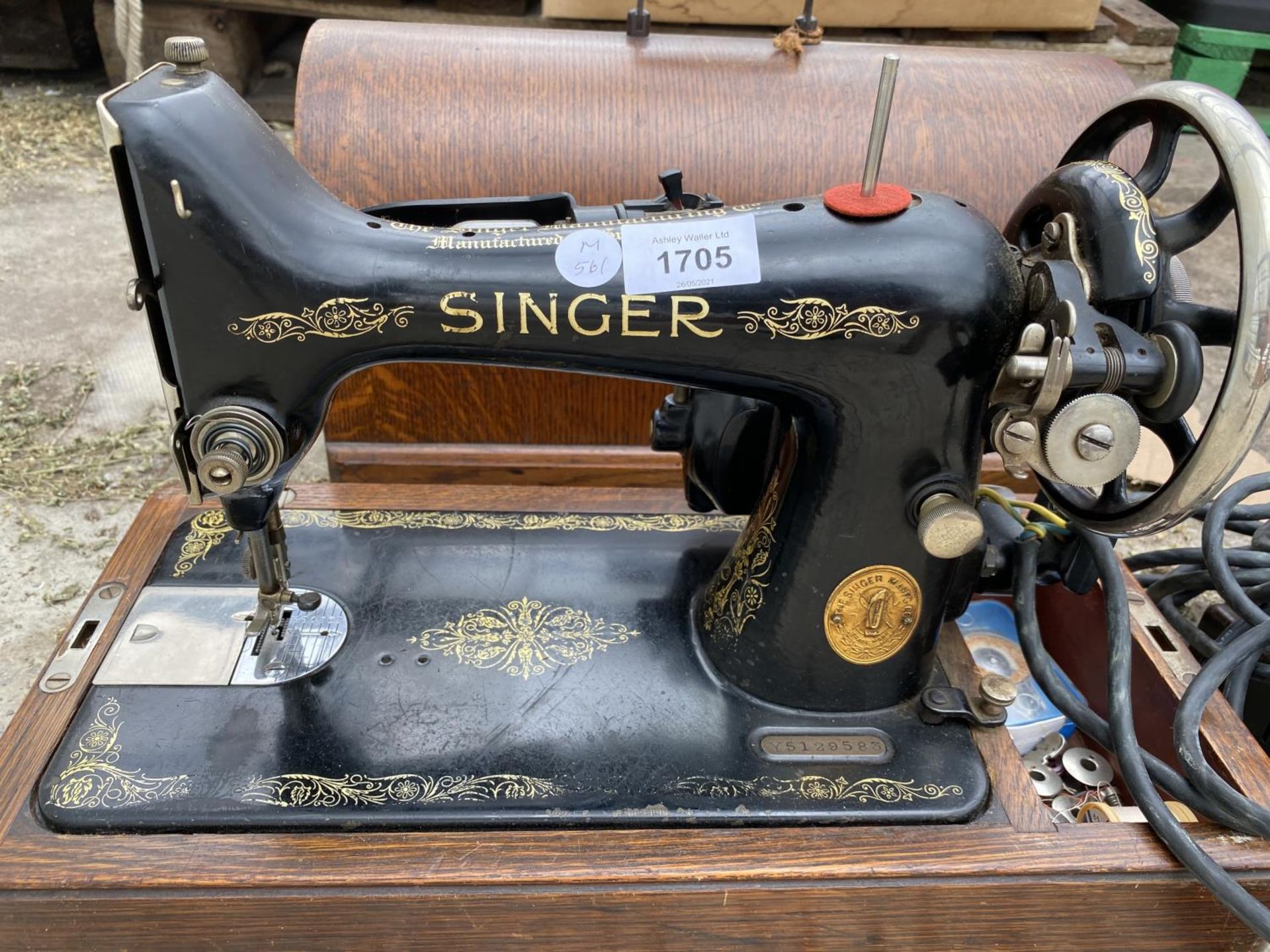 A VINTAGE SINGER ELECTRIC SEWING MACHINE - Image 2 of 4