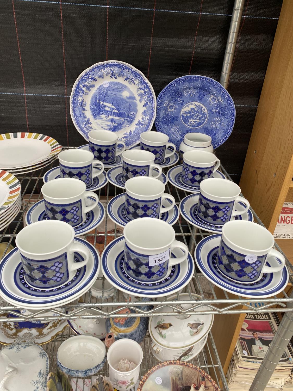 AN ASSORTMENT OF BLUE AND WHITE CERAMIC WARE TO INCLUDE 11 ROYAL DOULTON LAMBETHWARE CUPS AND