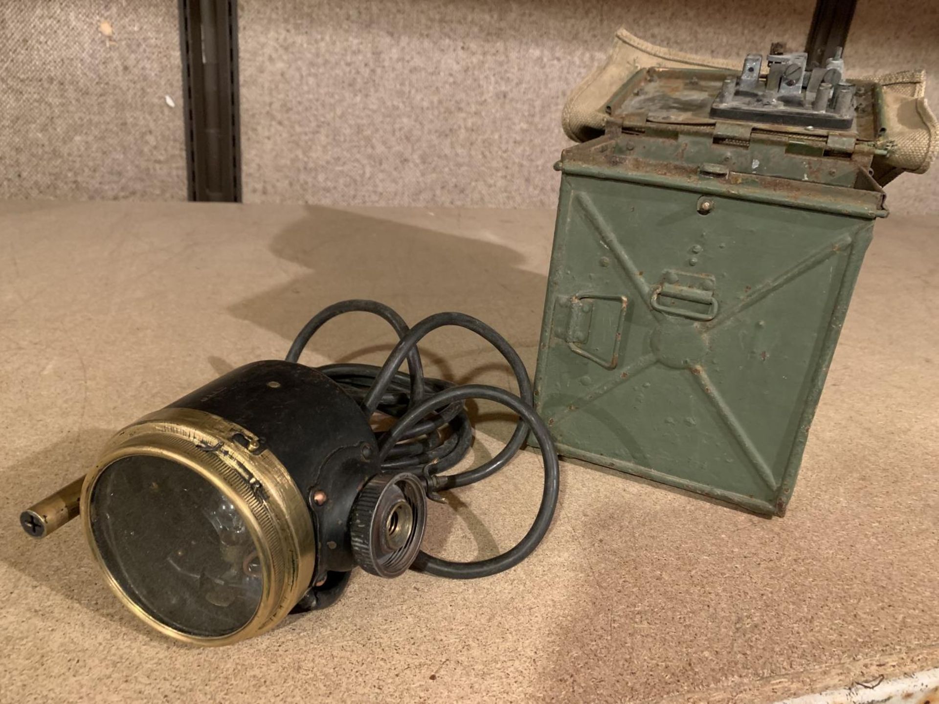 A WW2 SIGNALLING LAMP IN CASE - Image 3 of 3