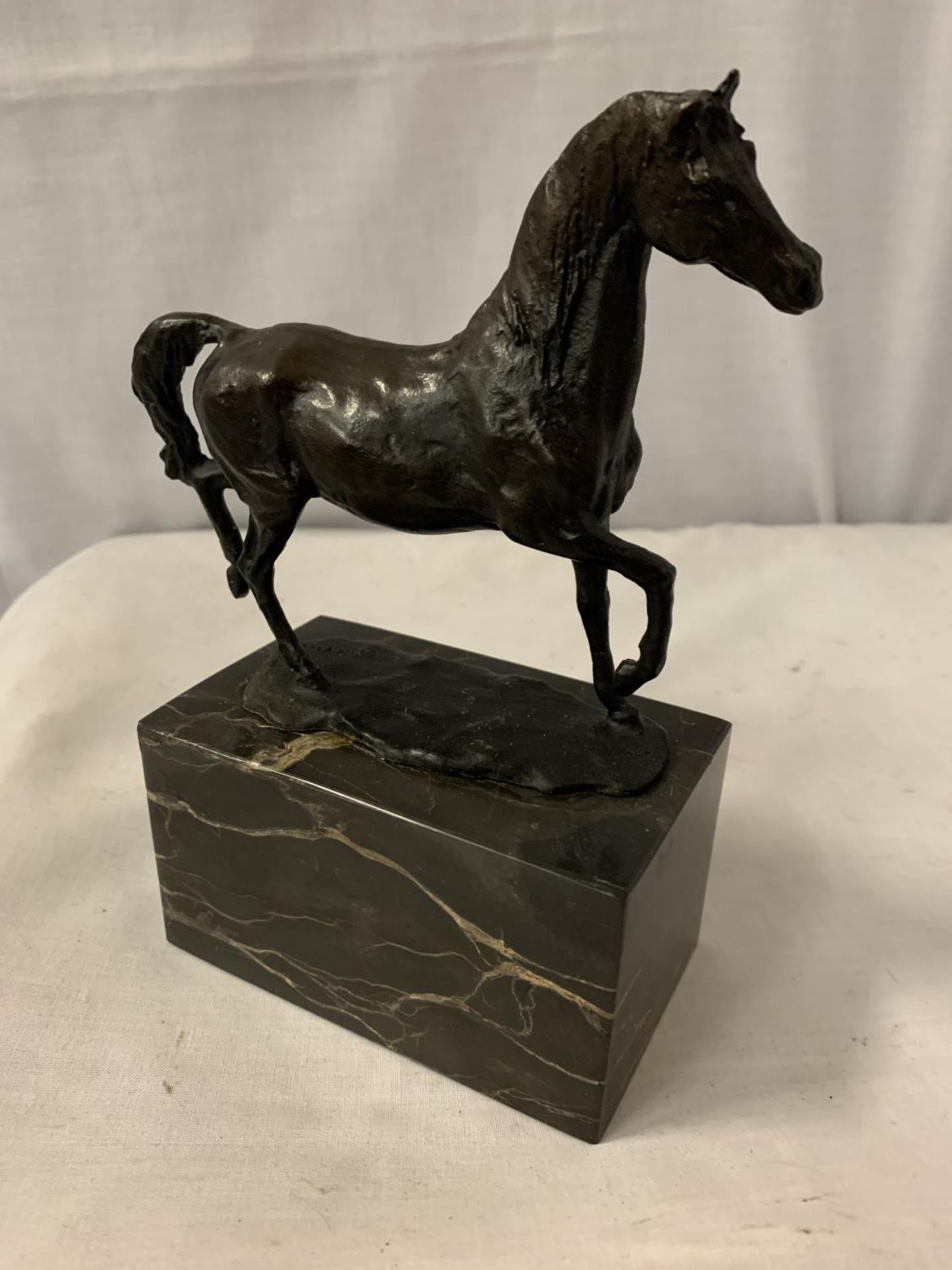 A BRONZE FIGURINE OF A HORSE ON A MARBLE BASE SIGNED L CARVIN H:20.5CM - Image 2 of 2