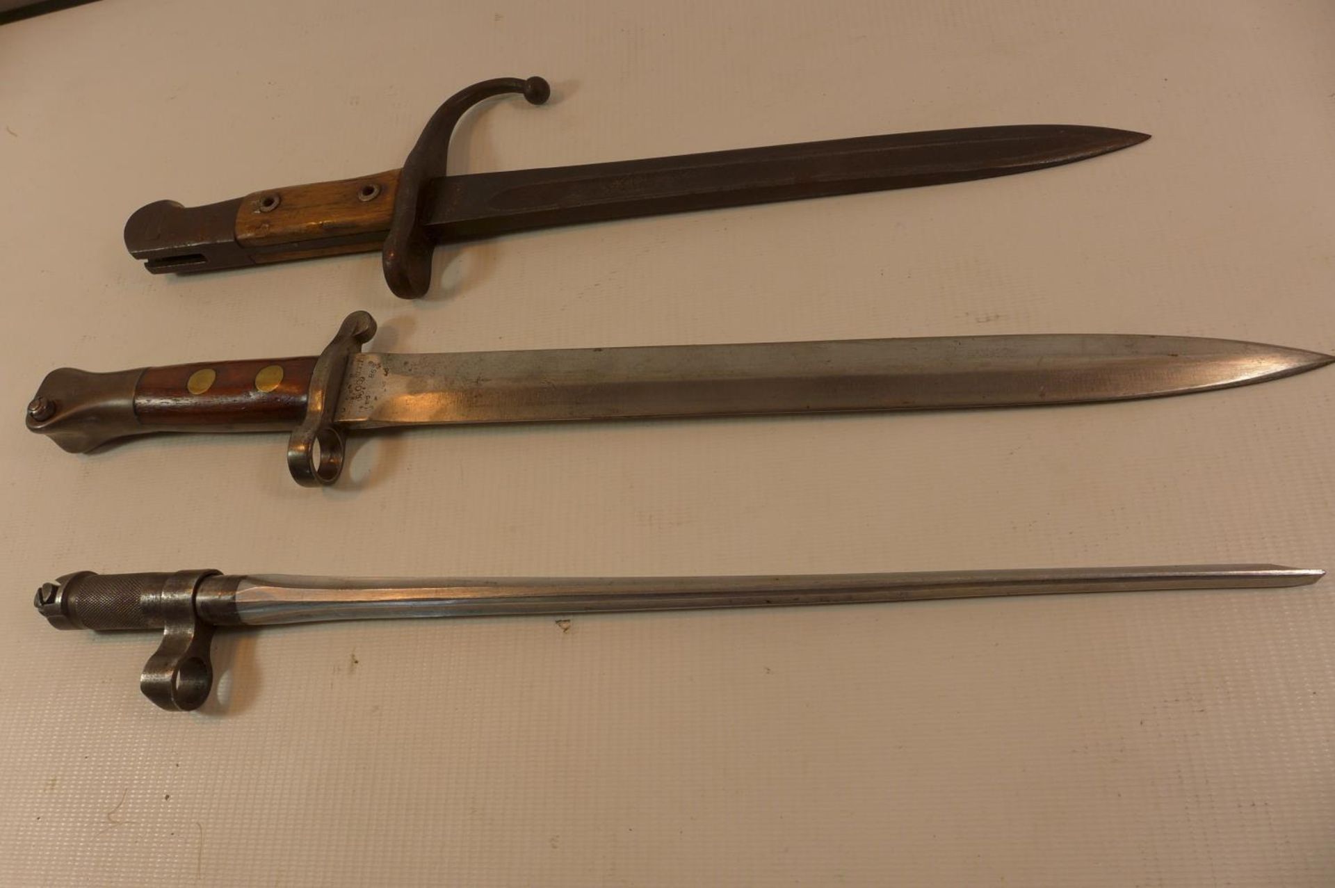 A BRITISH LEE METFORD 1888 BAYONET, TURKISH MAUSER (SHORTENED) AND A FOLDING SPIKE BAYONET (3) - Image 2 of 5