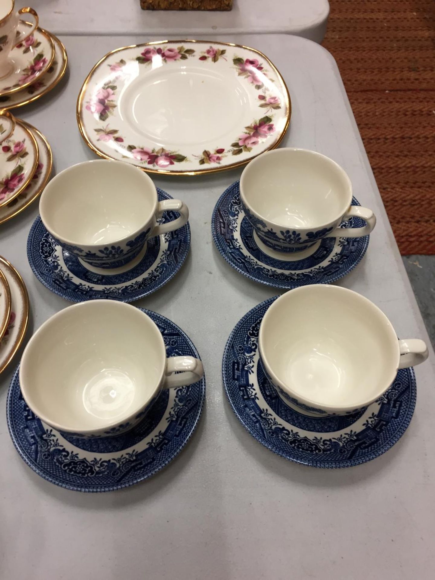A SET OF SIX ELLIS SYKES FINE BONE CHINA TRIOS AND A SET OF SIX BLUE WILLOW PATTERN CUPS AND SAUCERS - Image 2 of 5