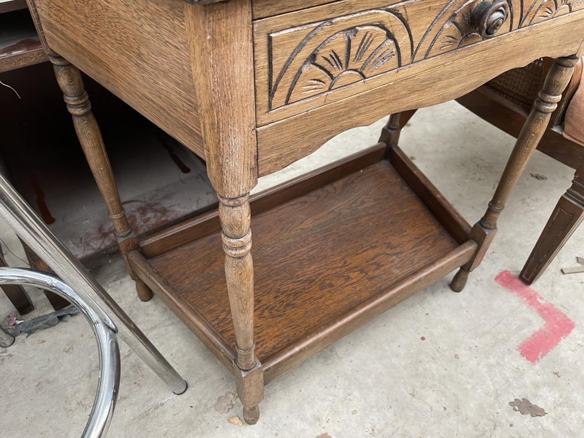 A REPRODUCTION OAK STYLE SIDE TABLE WITH SINGLE DRAWERS, 28.5" WIDE - Image 3 of 3