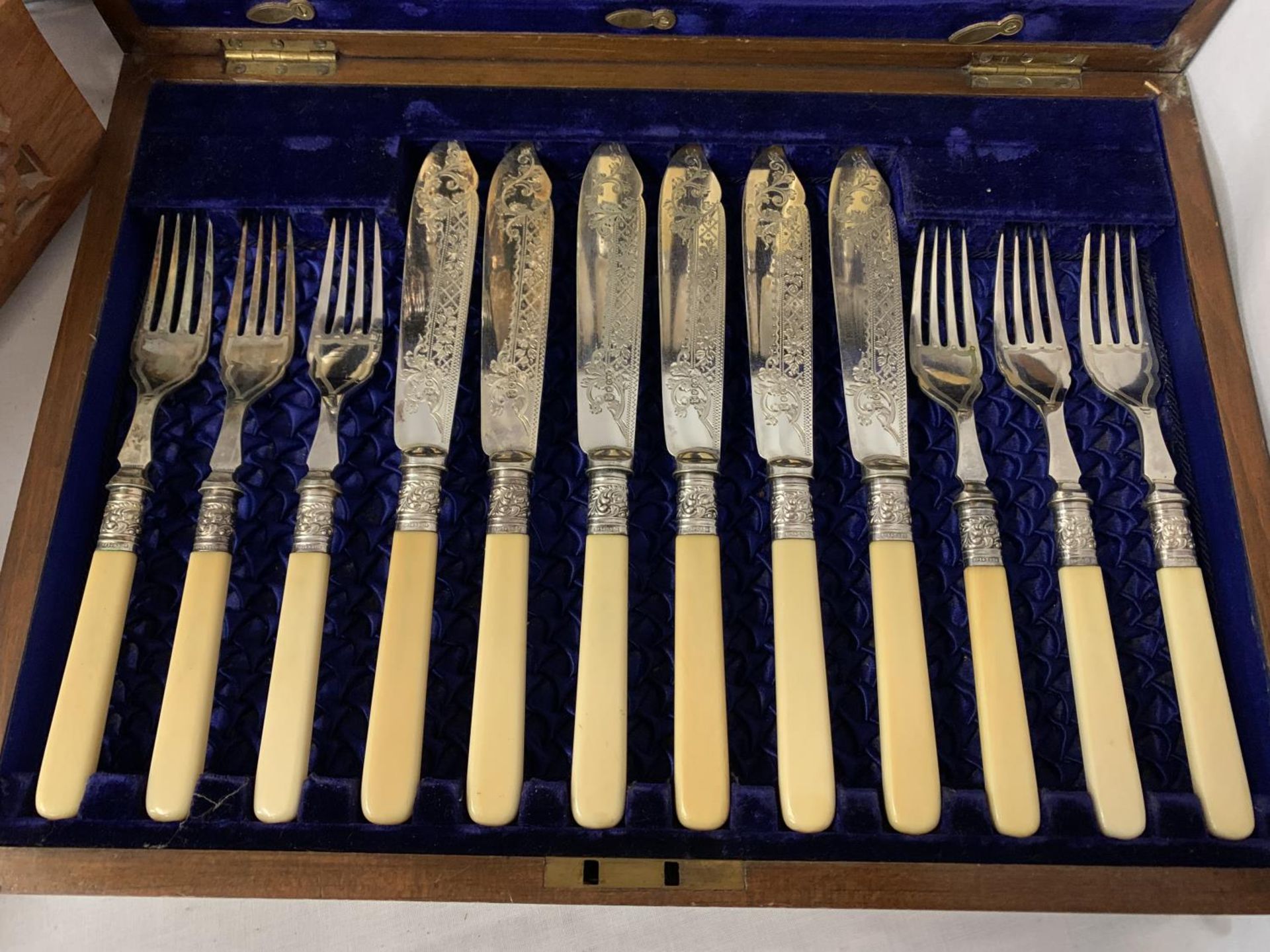 A MAHOGANY AND BRASS INLAY CANTEEN OF CUTLERY WITH TWELVE SETS OF FISH KNIVES AND FORKS AND A LETTER - Image 3 of 6