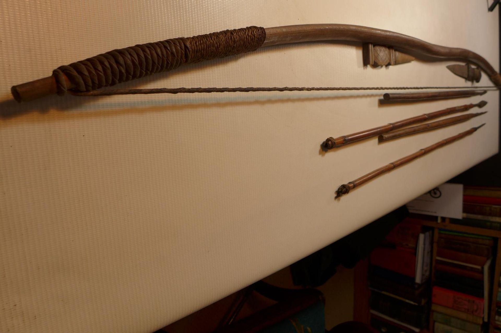 AN AFRICAN BOW, LENGTH 151CM 2 SPEARS, 2 FISHING SPEARS, AN AFRICAN KNIFE AND A WOODEN KNIFE - Image 4 of 5