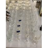 A COLLECTION OF GLASSWARE TO INCLUDE WINE GLASSES, CHAMPAGNE FLUTES ETC