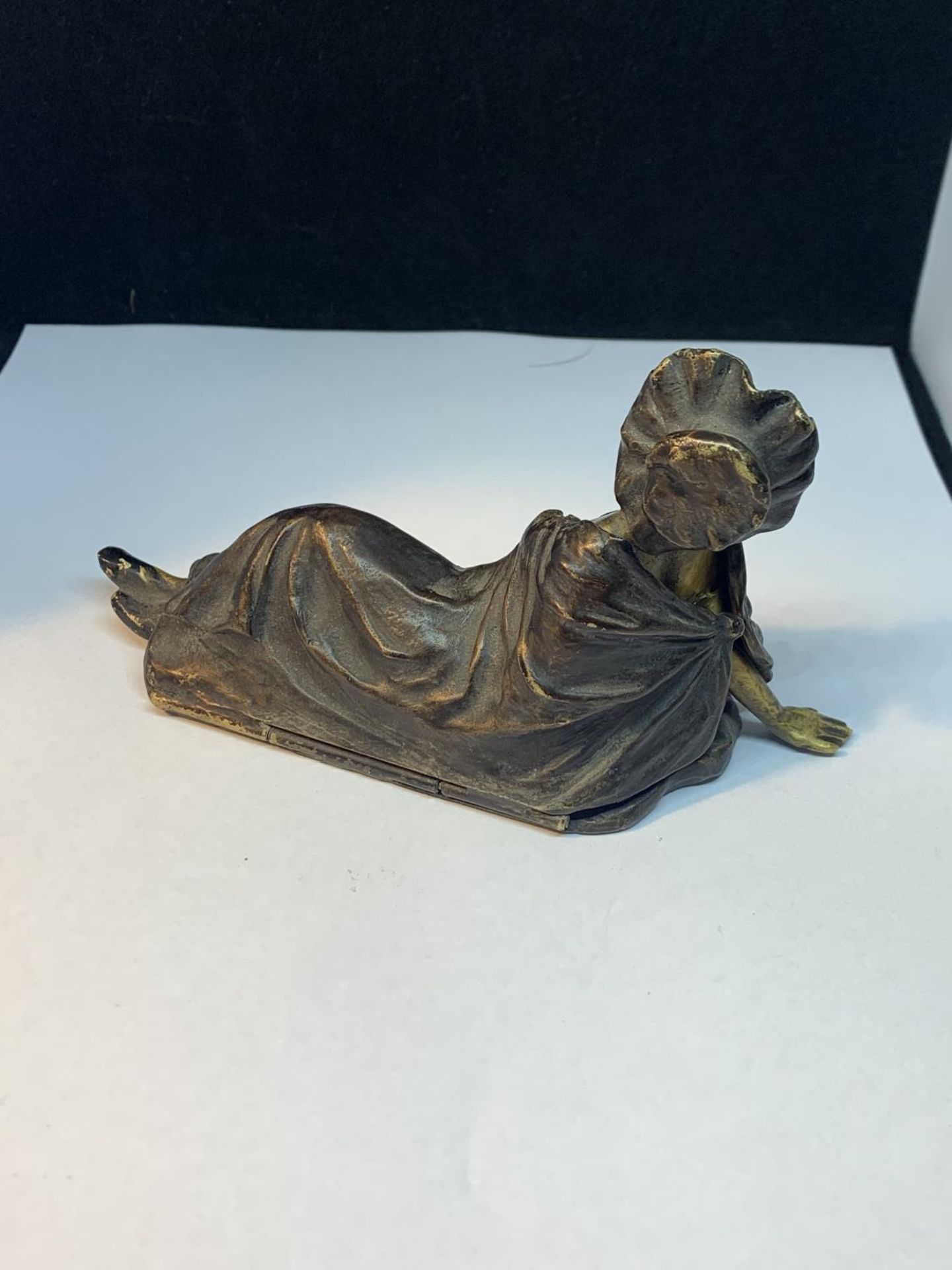 A COLD PAINTED BRONZE FIGURE WHICH OPENS OUT TO REVEAL A LADY ON A LILY PAD L:14cm - Image 4 of 5