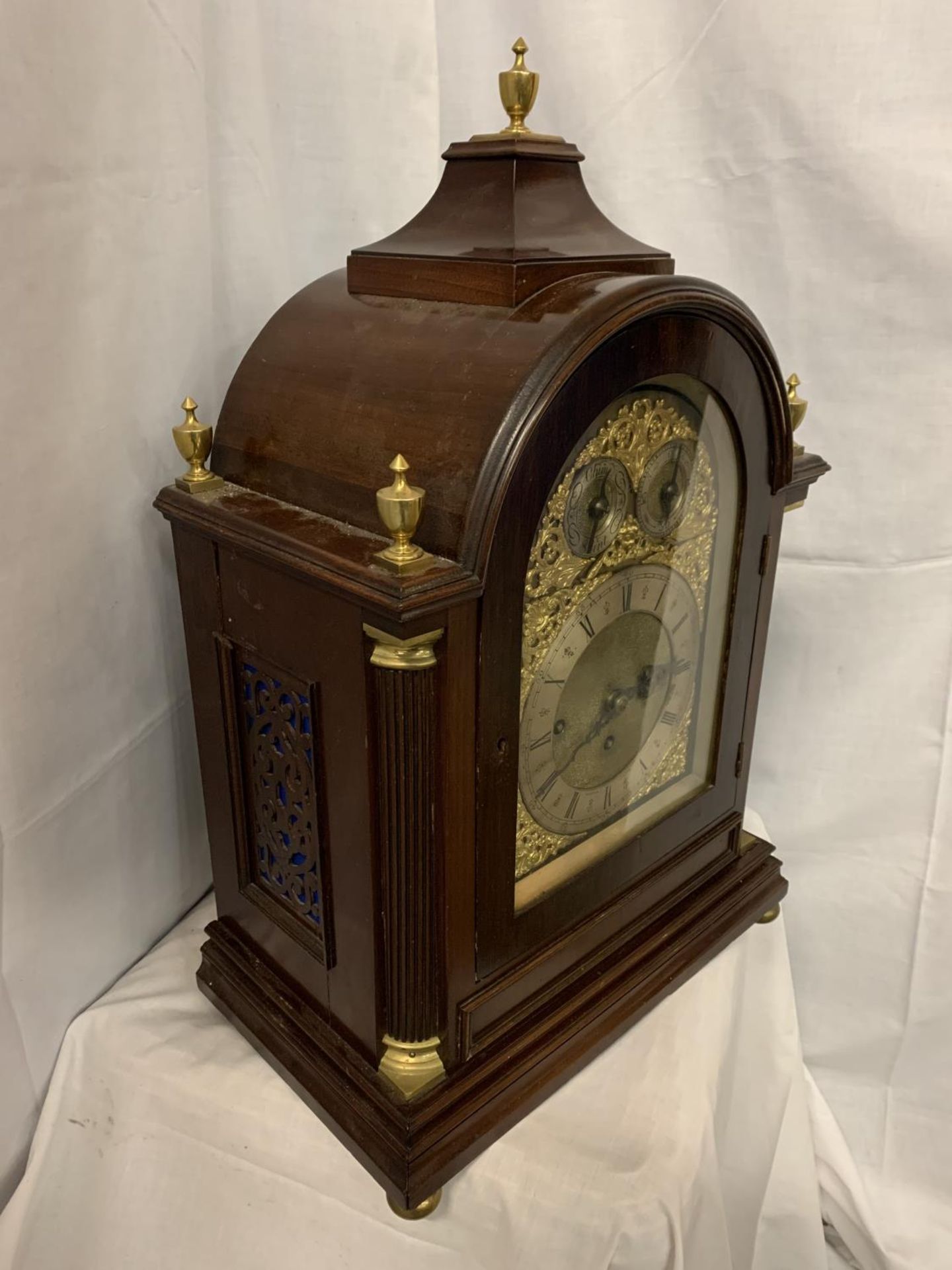 A CIRCA 1890 MAHOGANY BRACKET CLOCK BY MARTIN OF LONDON, HAVING EIGHT DAY MOVEMENT WITH STRIKING AND - Image 3 of 8