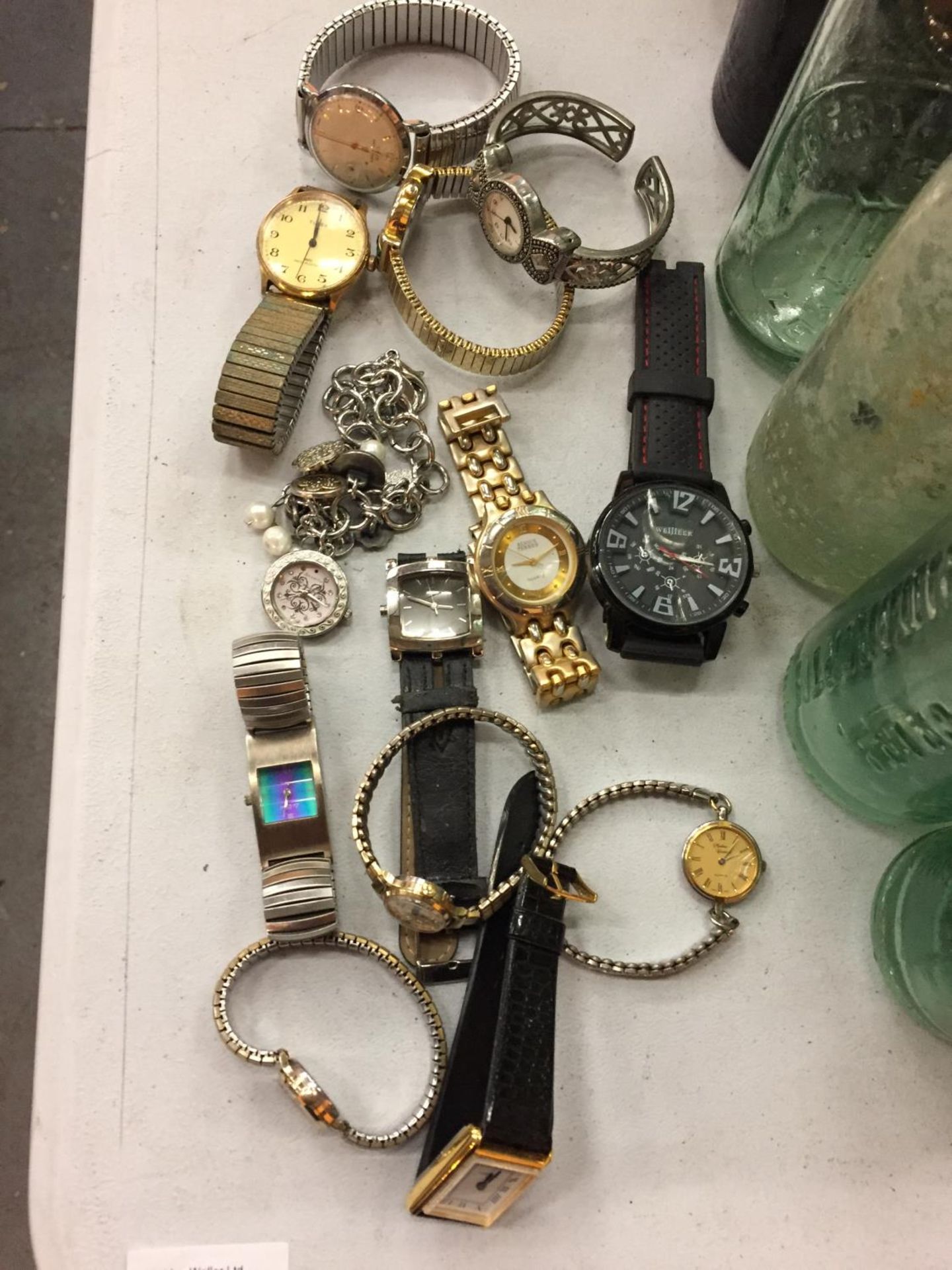 AN ASSORTMENT OF THIRTEEN VARIOUS WRISTWATCHES