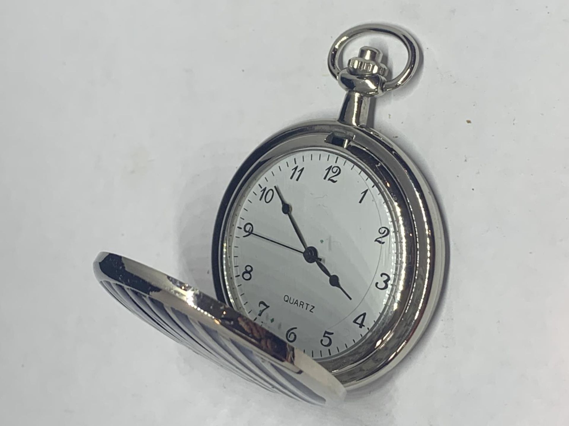 A WHITE METAL POCKET WATCH WITH BLUE ENAMEL STRIPES - Image 3 of 3