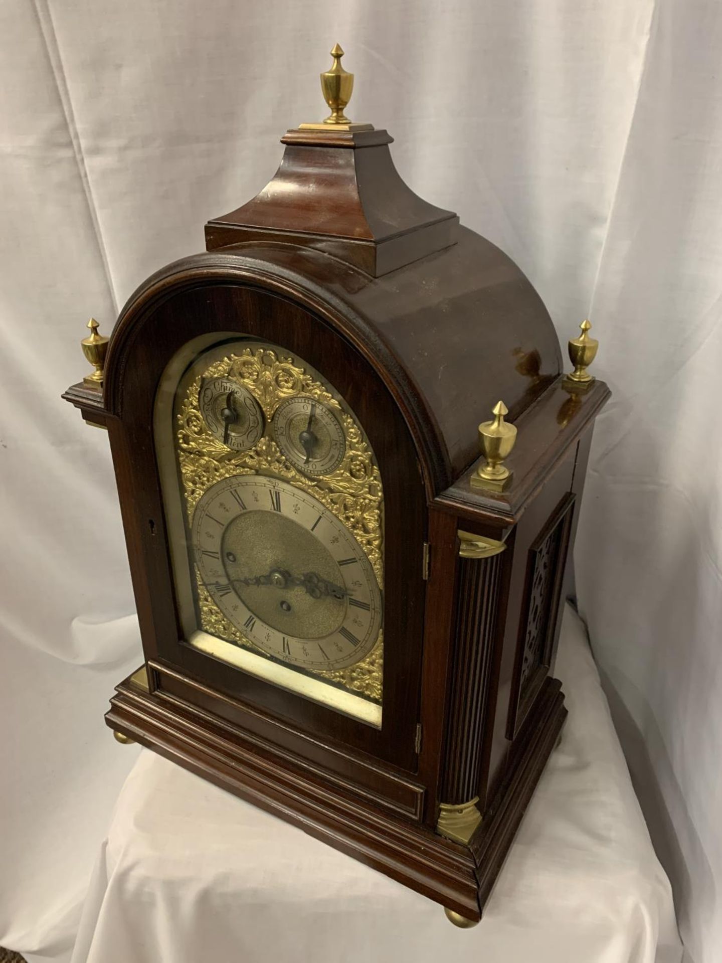 A CIRCA 1890 MAHOGANY BRACKET CLOCK BY MARTIN OF LONDON, HAVING EIGHT DAY MOVEMENT WITH STRIKING AND - Image 2 of 8