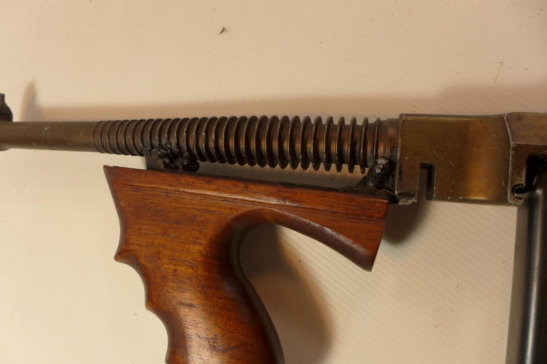 A REPLICA NON FIRING MODEL 1921 THOMPSON SUBMACHINE GUN, LENGTH 83CM - Image 8 of 8