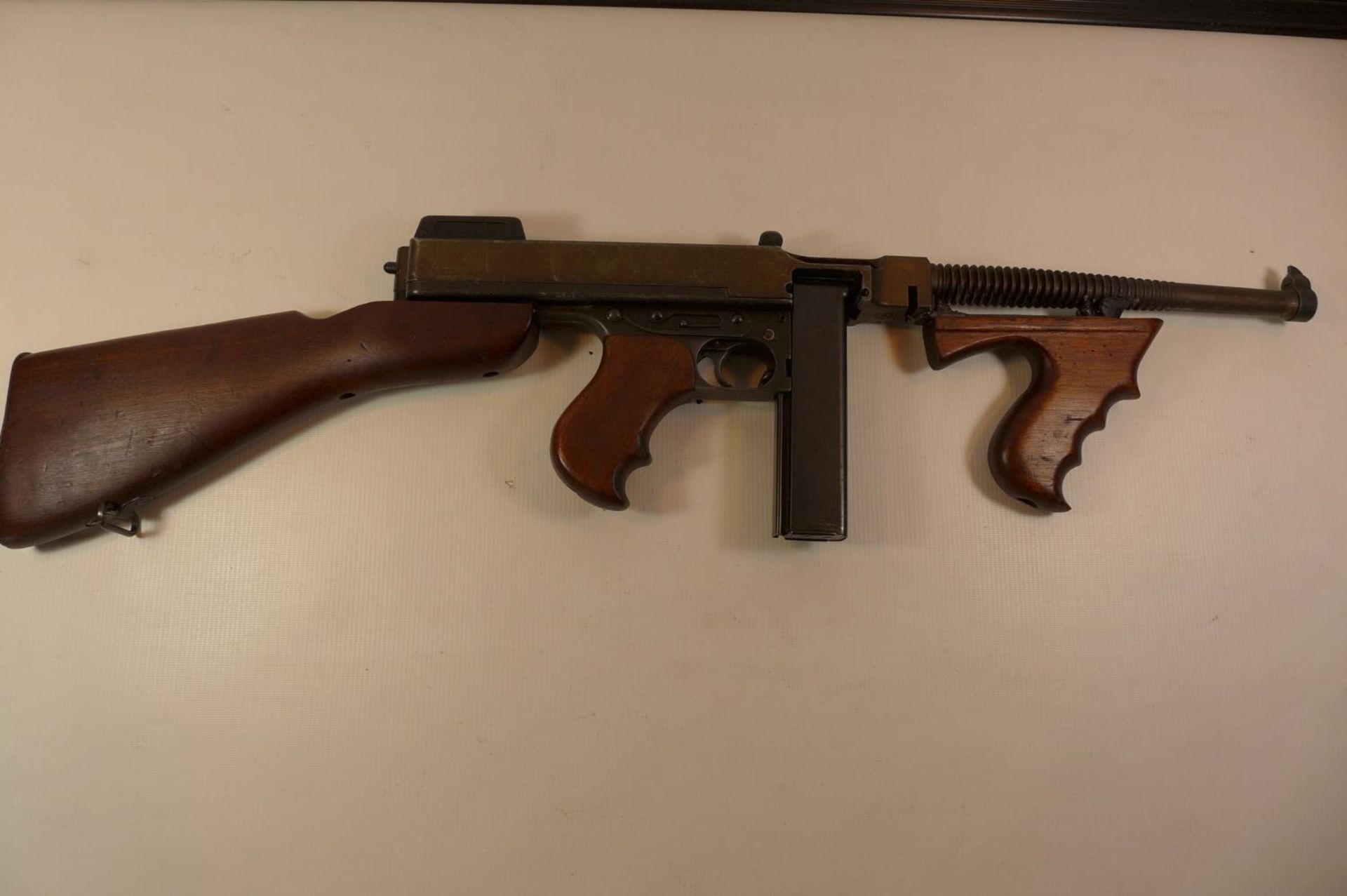 A REPLICA NON FIRING MODEL 1921 THOMPSON SUBMACHINE GUN, LENGTH 83CM - Image 2 of 8