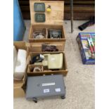 AN ASSORTMENT OF ITEMS TO INCLUDE A RICOH AUTO 8P TRIOSCOPE, A KODASLIDE PROJECTOR AND A MINETTE