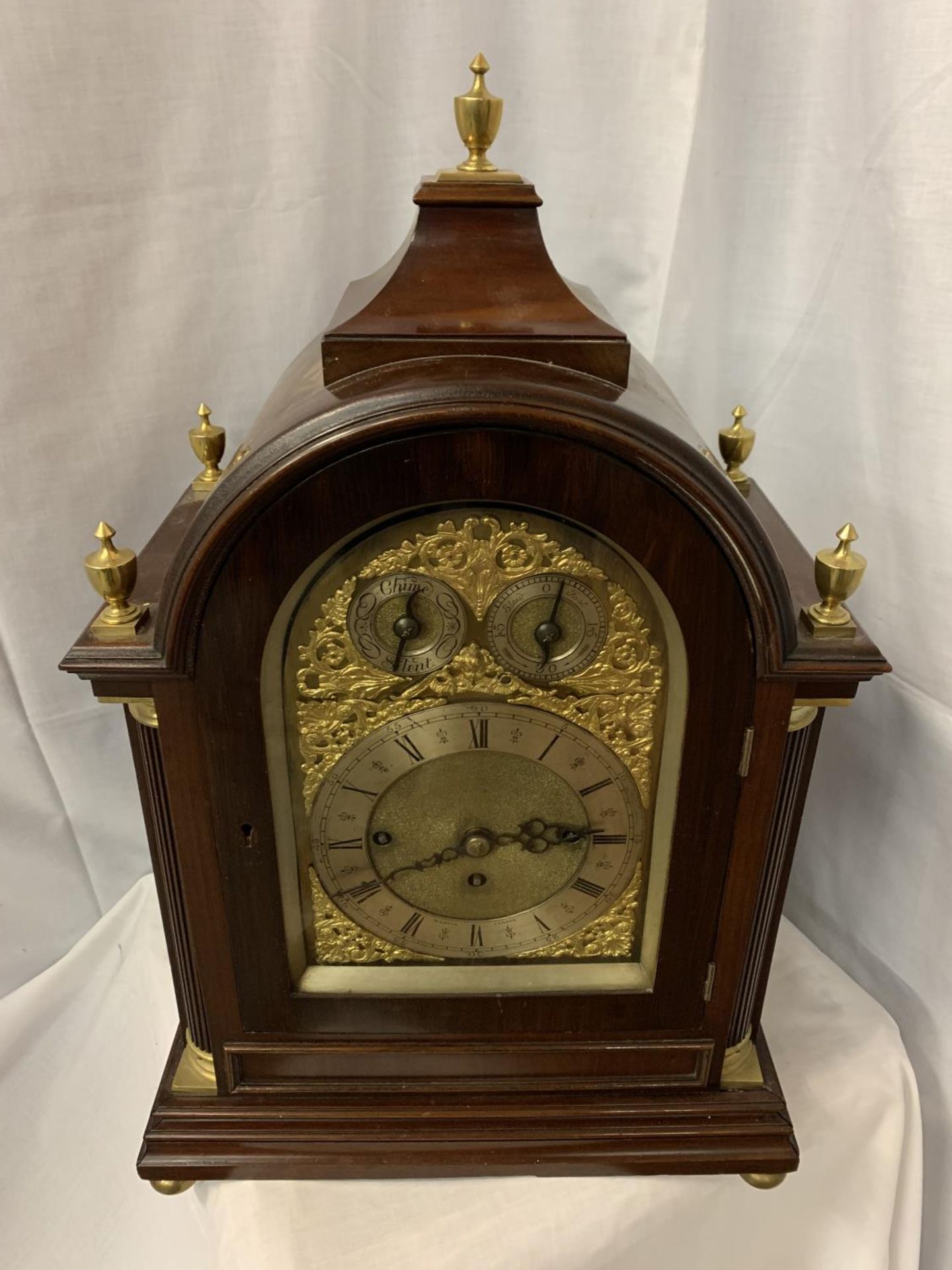 A CIRCA 1890 MAHOGANY BRACKET CLOCK BY MARTIN OF LONDON, HAVING EIGHT DAY MOVEMENT WITH STRIKING AND